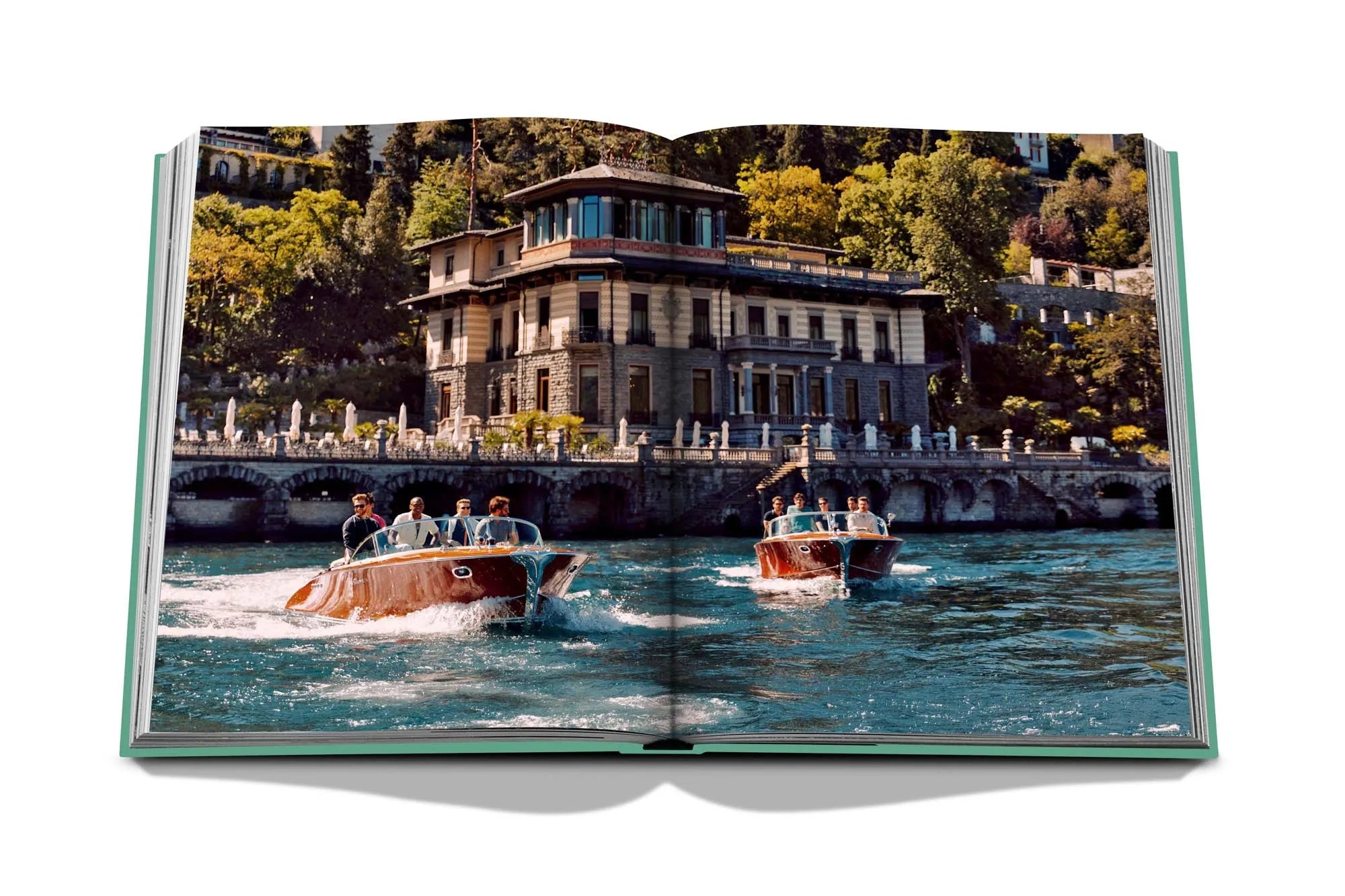 "Lake Como Idyll" von Assouline: Ein Bildband, der die zeitlose Schönheit und Kultur des Comer Sees in atemberaubenden Fotografien einfängt.