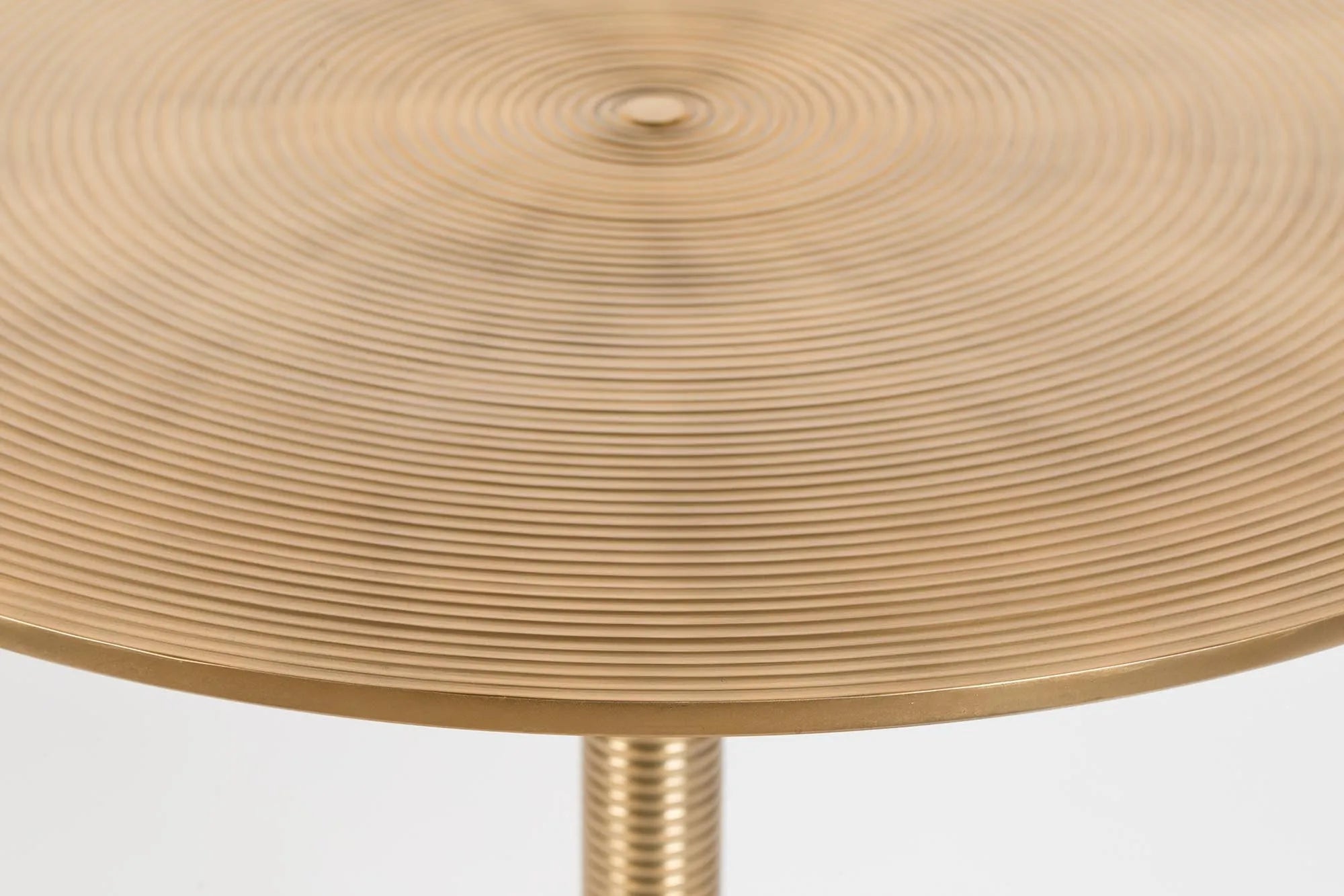 HYPNOTISING ROUND Tisch in Gold präsentiert im Onlineshop von KAQTU Design AG. Esstisch ist von Bold Monkey