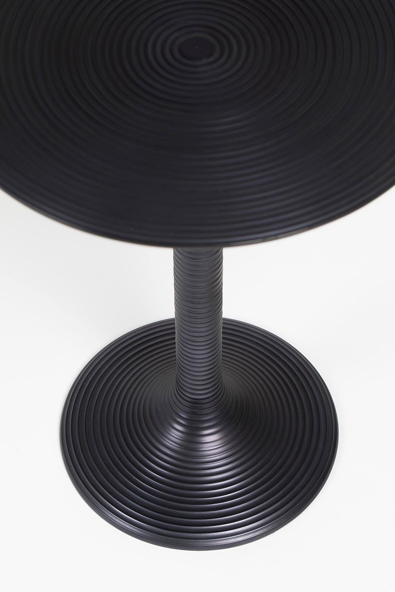 Hypnotising round Beistelltisch in Schwarz präsentiert im Onlineshop von KAQTU Design AG. Beistelltisch ist von Bold Monkey