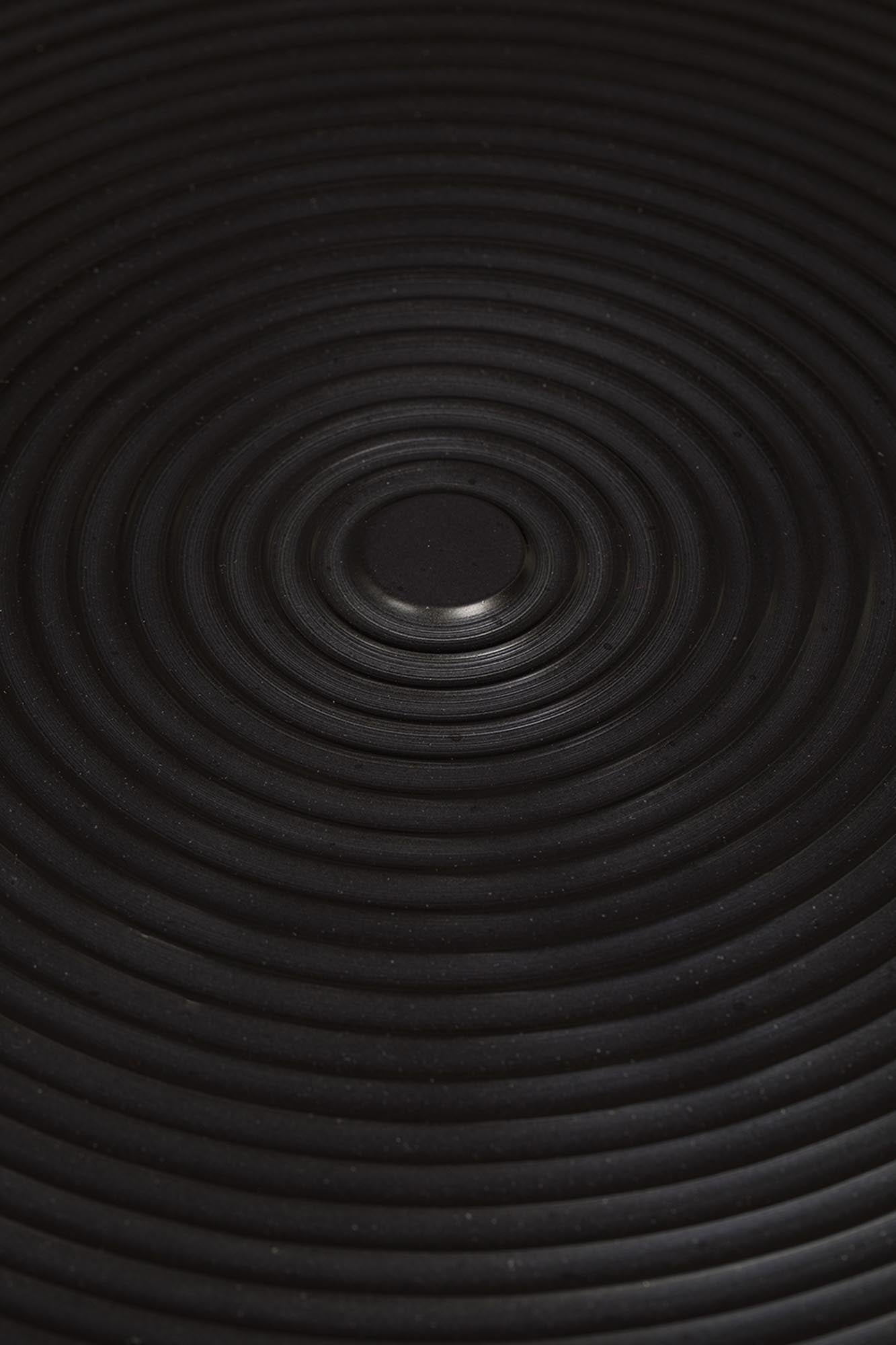 Hypnotising round Beistelltisch in Schwarz präsentiert im Onlineshop von KAQTU Design AG. Beistelltisch ist von Bold Monkey