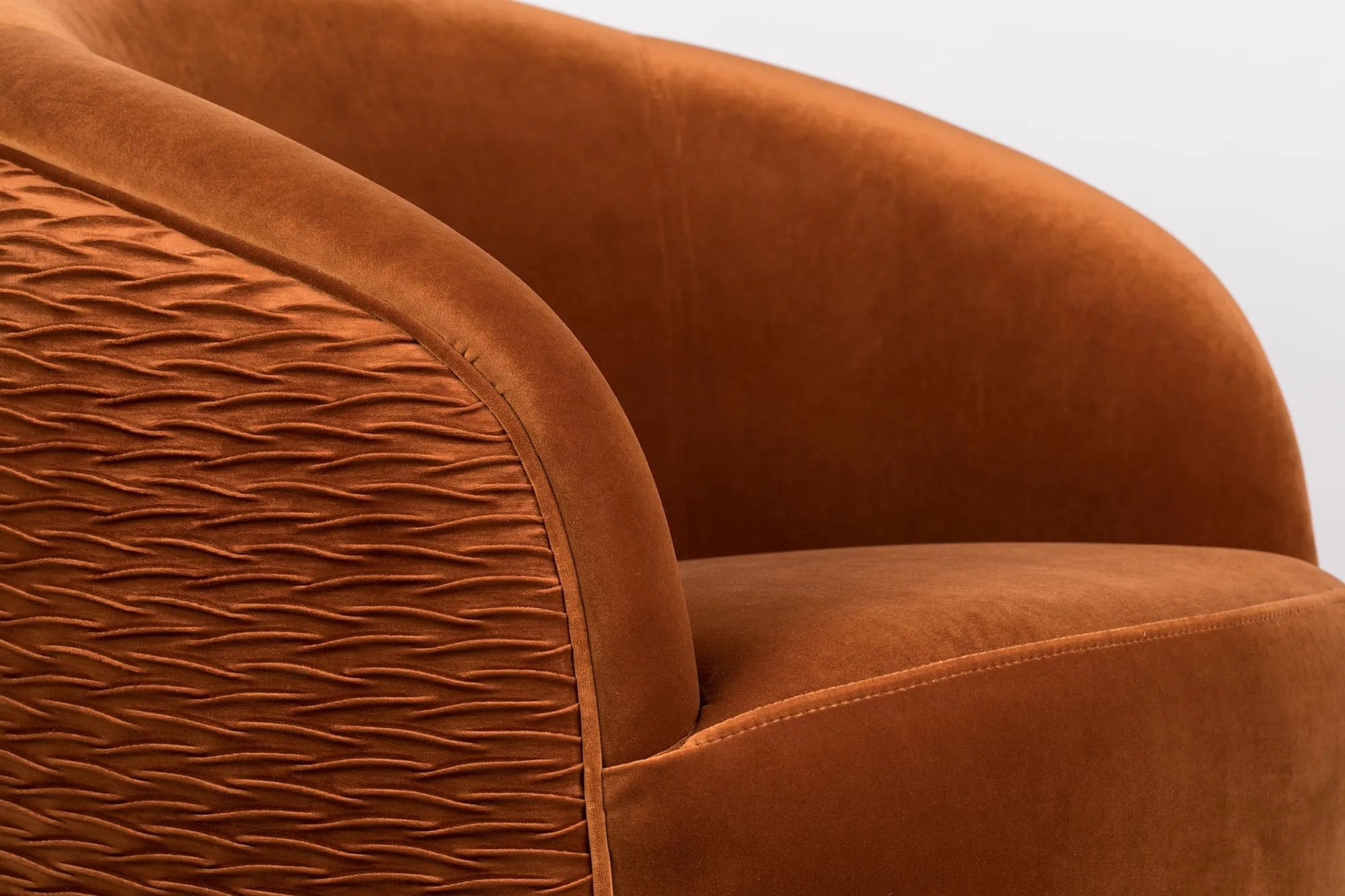 SO CURVY Loungesessel in Grün präsentiert im Onlineshop von KAQTU Design AG. Sessel ist von Bold Monkey