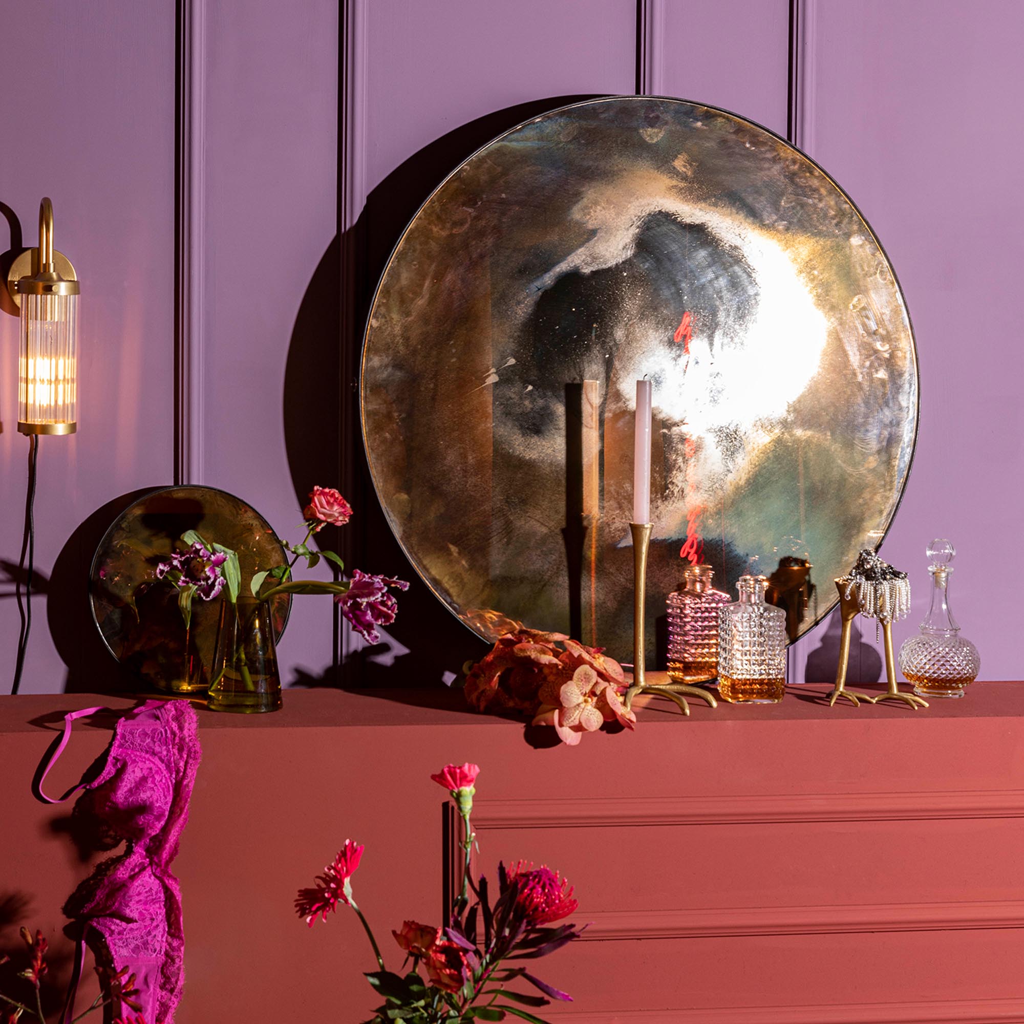 PEEK INTO THE COSMOS MIRROR in  präsentiert im Onlineshop von KAQTU Design AG. Spiegel ist von Bold Monkey