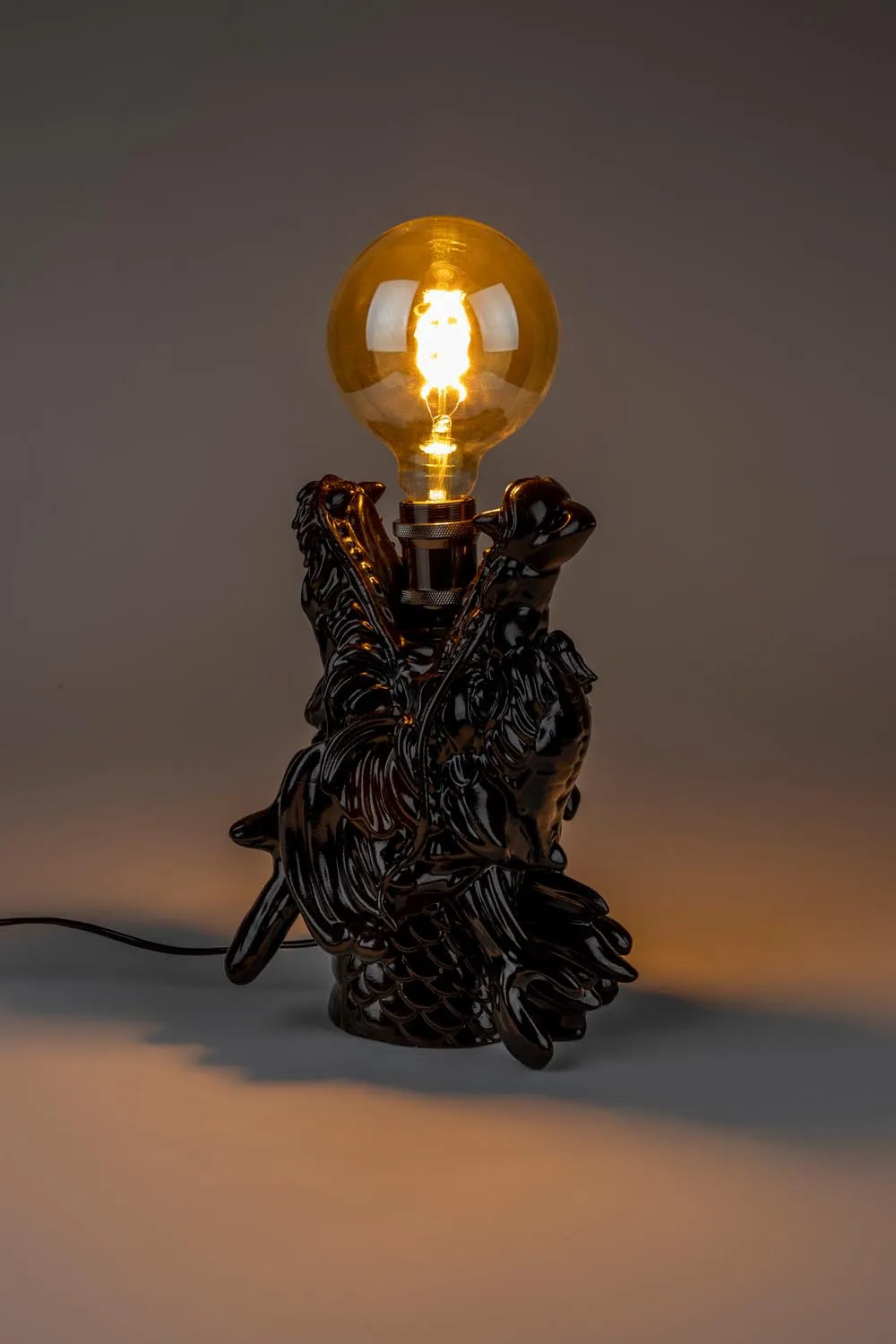 Dragonized Bastard Tischlampe in Black präsentiert im Onlineshop von KAQTU Design AG. Tischleuchte ist von Bold Monkey