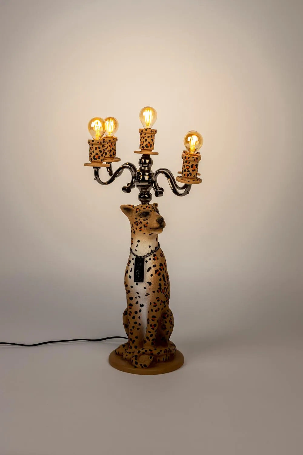 Elegante Stehlampe mit geflecktem Panther-Design von Bold Monkey.