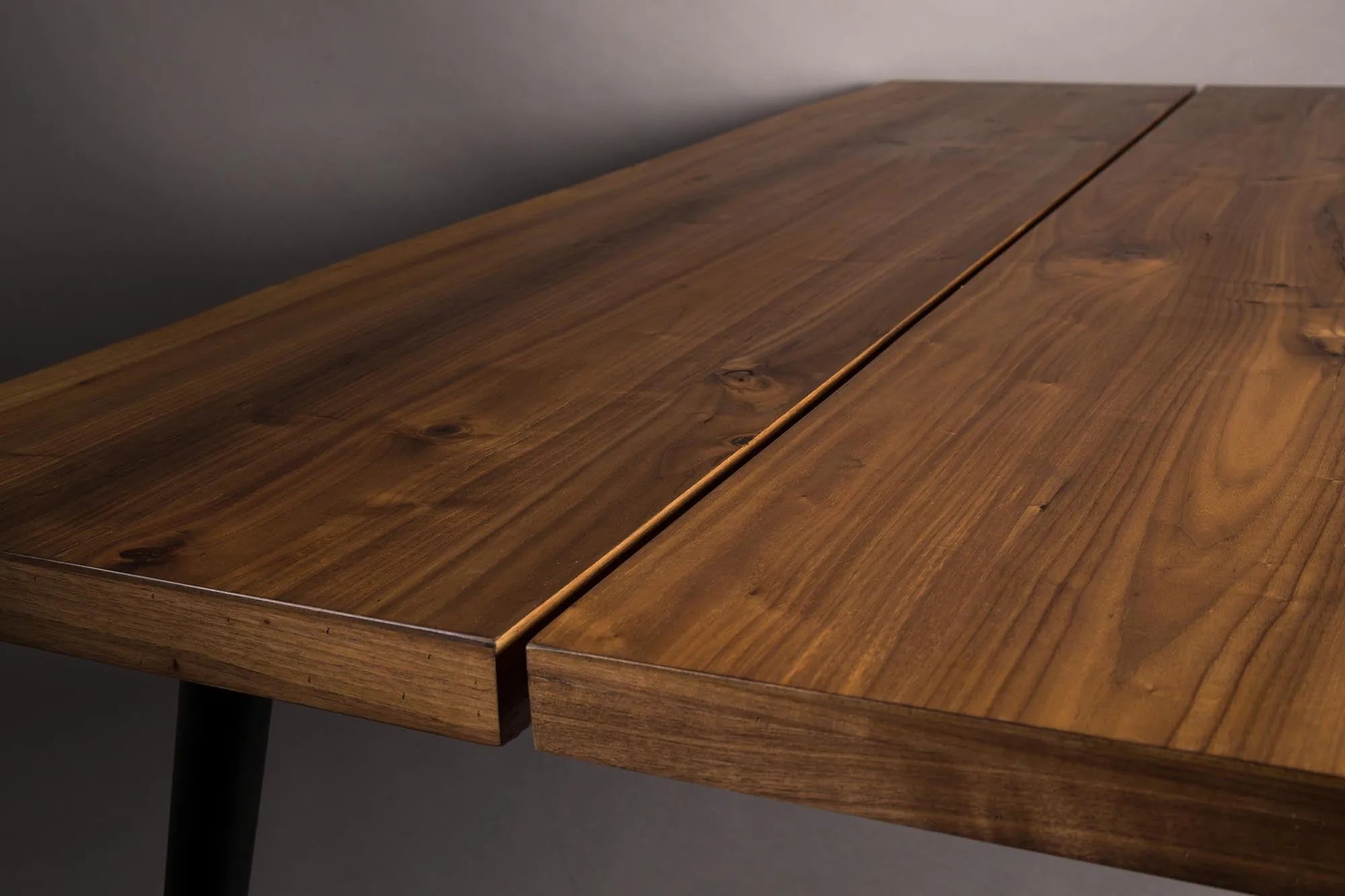 Eleganter Alagon Tisch: Massives Mangoholz trifft auf modernes Design.