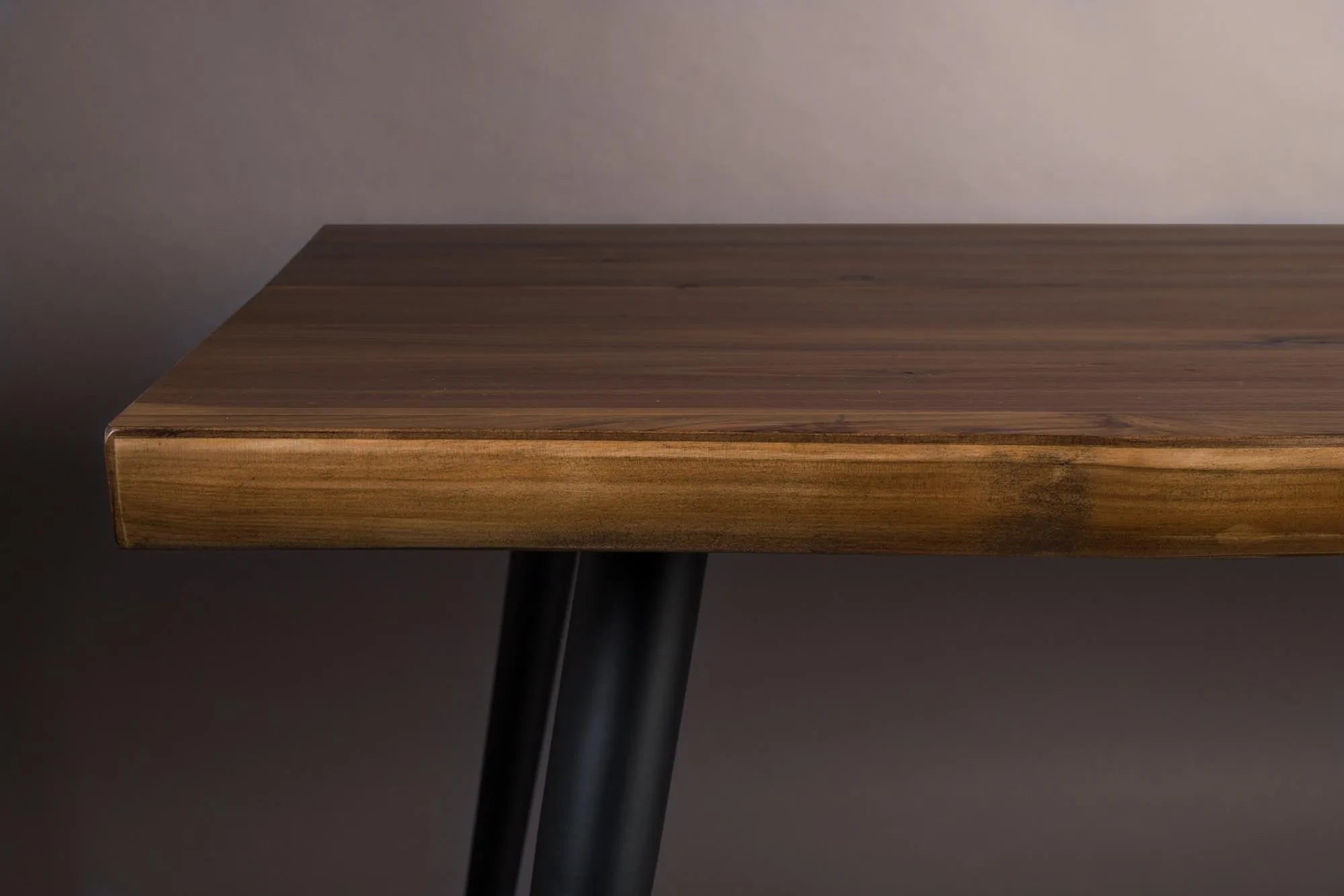 Dutchbone Alagon Tisch: Robustes Mangoholz trifft modernes Design.