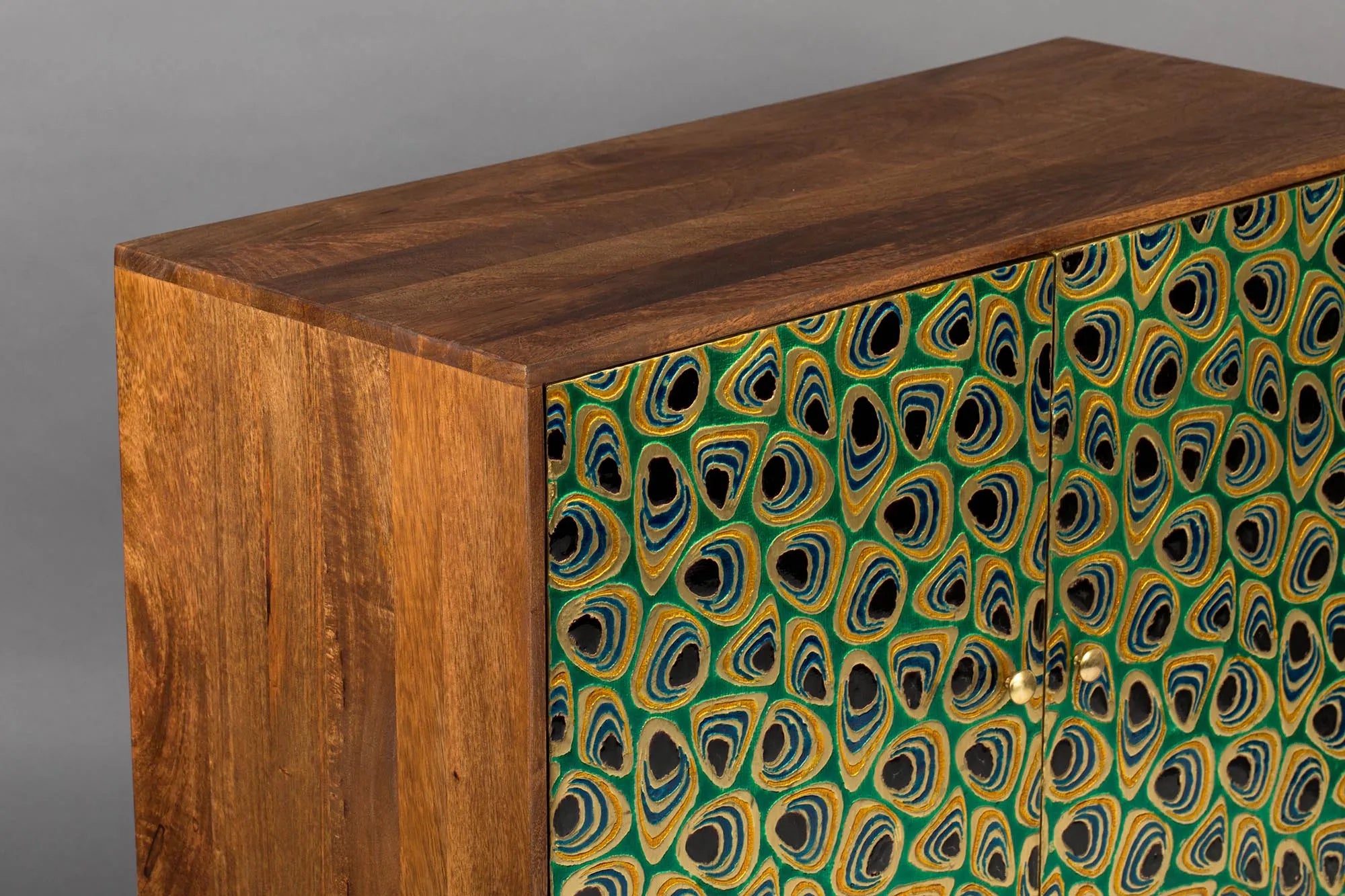 Cabinet Meena: Exquisite Handwerkskunst trifft auf modernes Design.