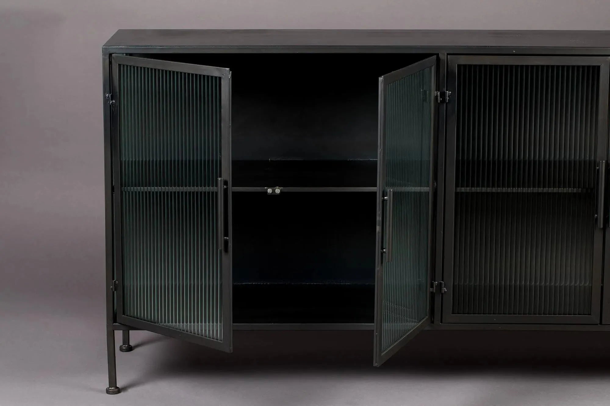 Elegantes Sideboard Boli: Funktionalität trifft auf zeitloses Design.