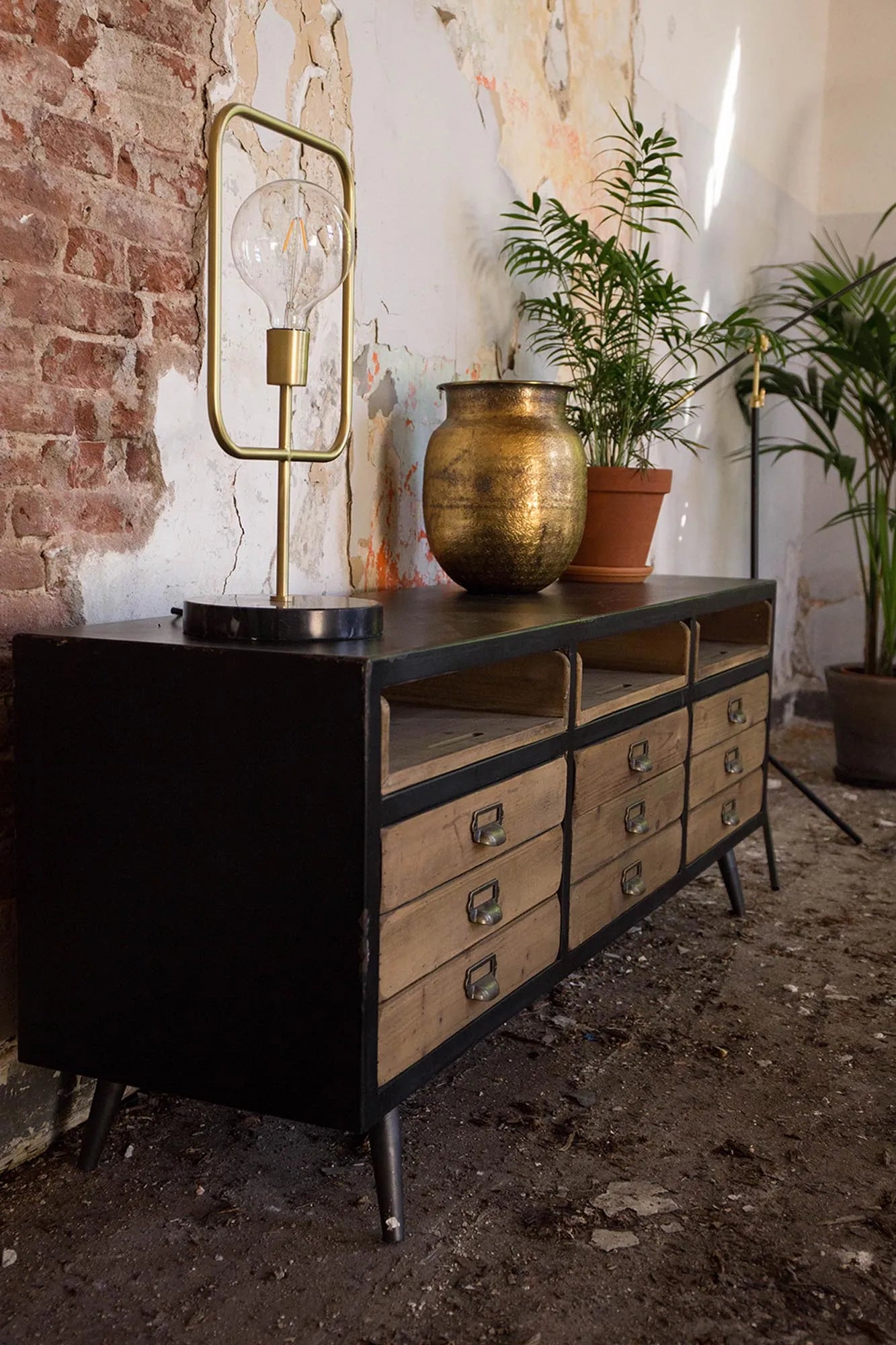 Sideboard Sol von Dutchbone: Stilvolles Mangoholz mit modernem Flair.