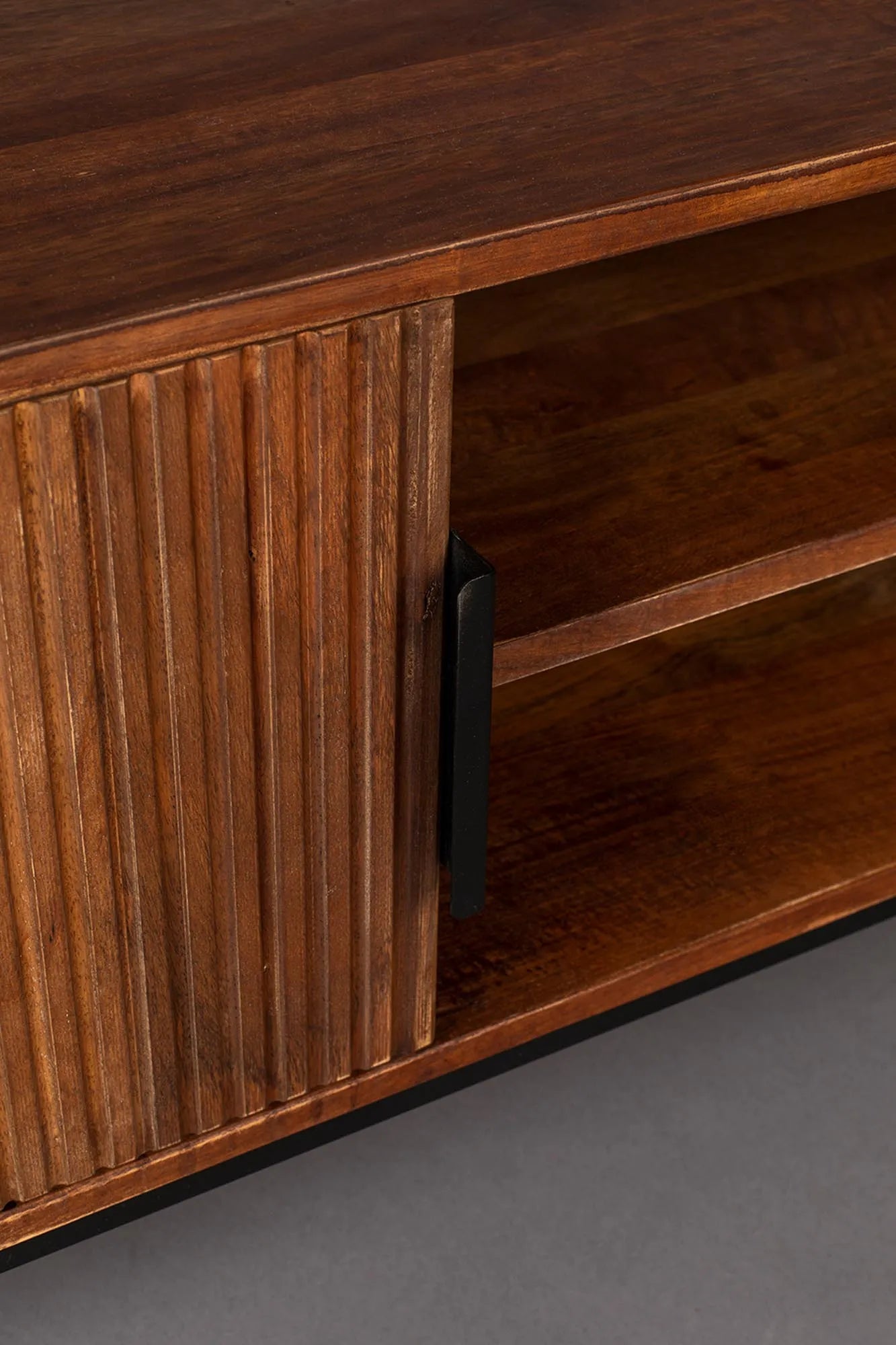 Sideboard Saroo: Stilvolle Kombination aus Retro und modernem Chic.