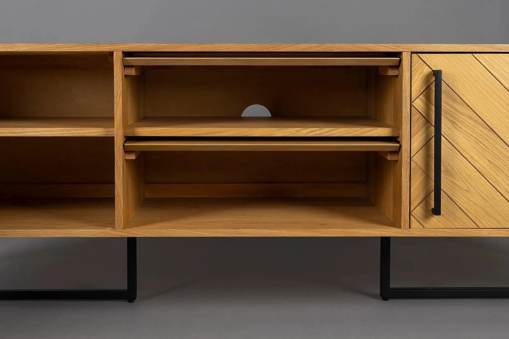 Dutchbone Class Low: Elegantes Sideboard im zeitlosen Retro-Stil.