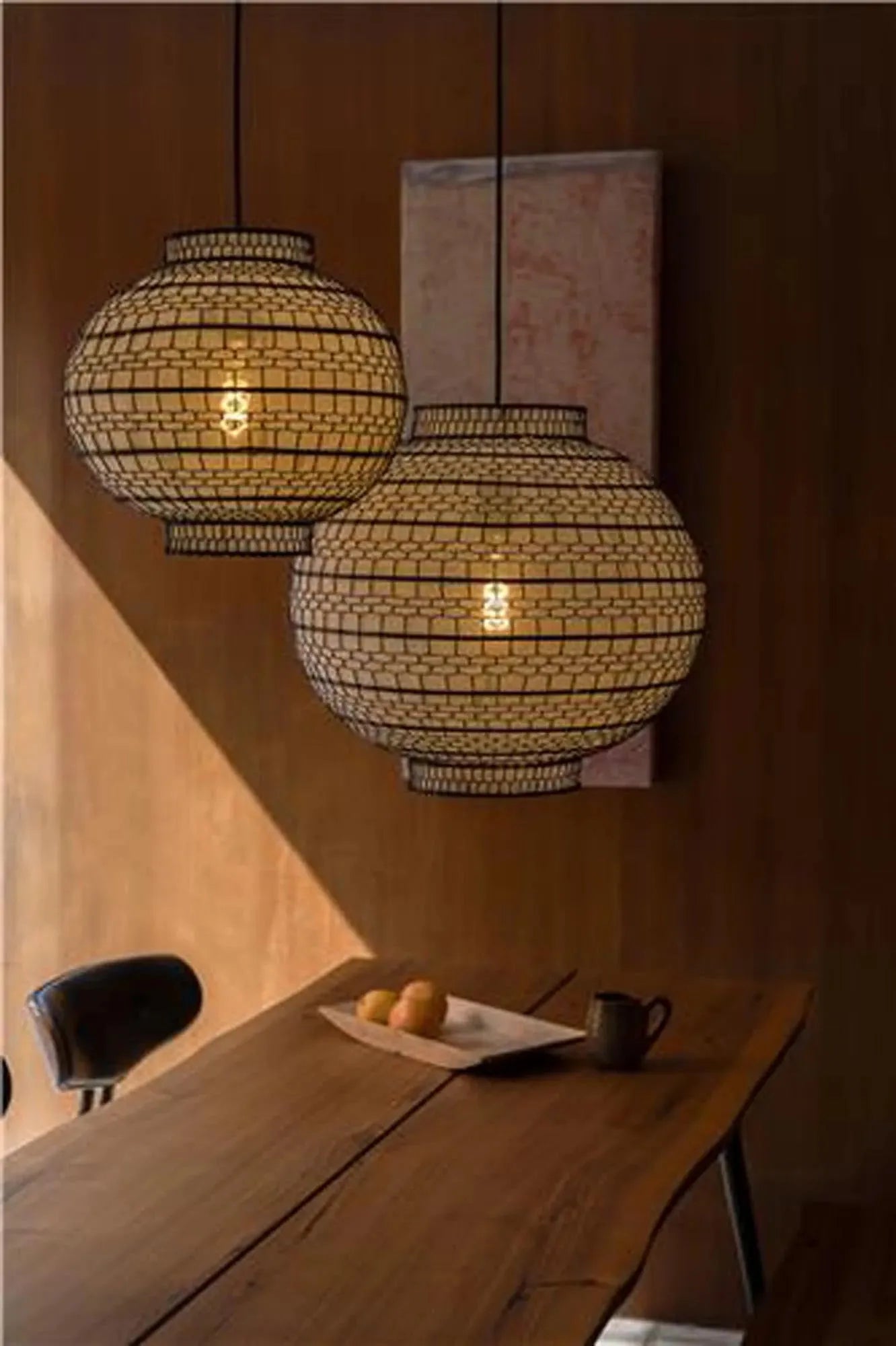 Die Pendelleuchte Ming von Dutchbone vereint modernes Design mit Funktionalität. Ideal für Wohn- und Essbereiche, bietet sie mit ihrem 50 cm Durchmesser eine gleichmäßige Lichtverteilung und fügt sich nahtlos in jeden Einrichtungsstil ein.