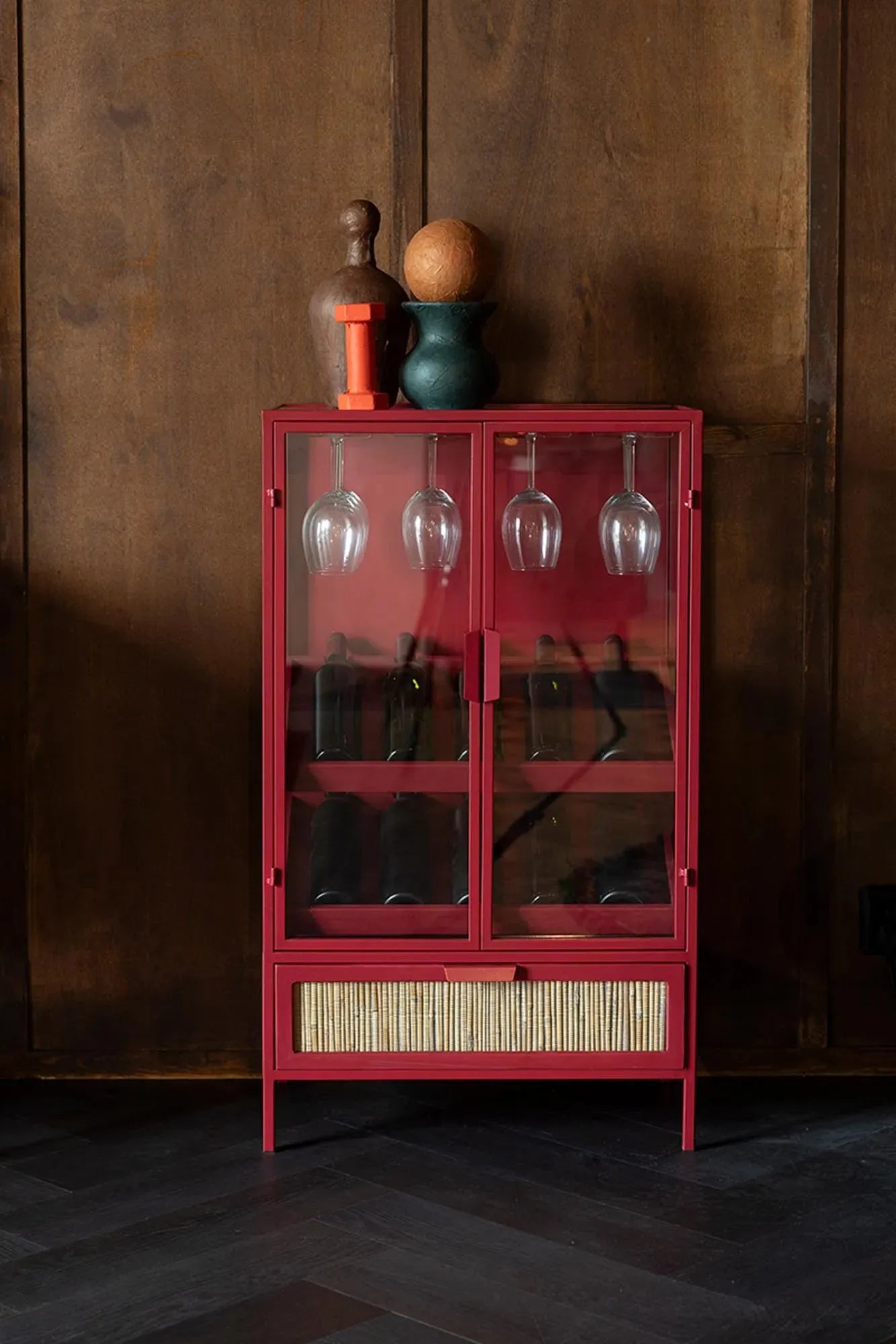 Eleganter Weinschrank Mori von Dutchbone: Massives Tannenholz, Eisenbeine, ideal für stilvolle Weinpräsentation.