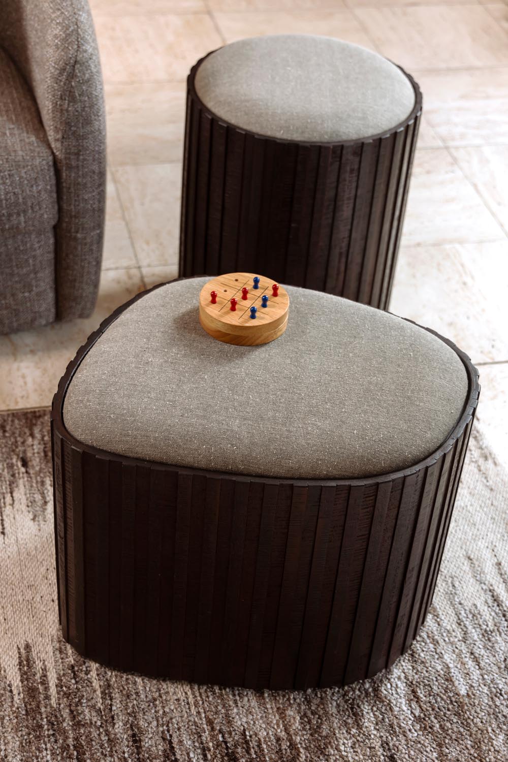 Sitzpouf mit Stauraum Bay Low in Brown präsentiert im Onlineshop von KAQTU Design AG. Pouf ist von Dutchbone