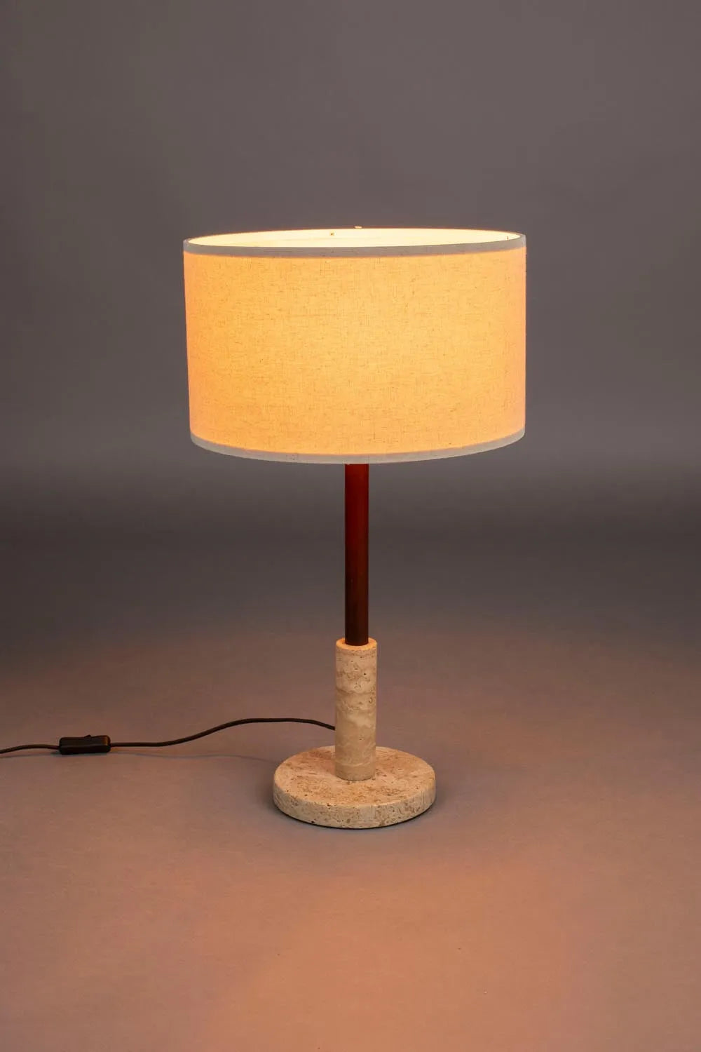 Tischlampe Jackson in Beige präsentiert im Onlineshop von KAQTU Design AG. Tischleuchte ist von Dutchbone