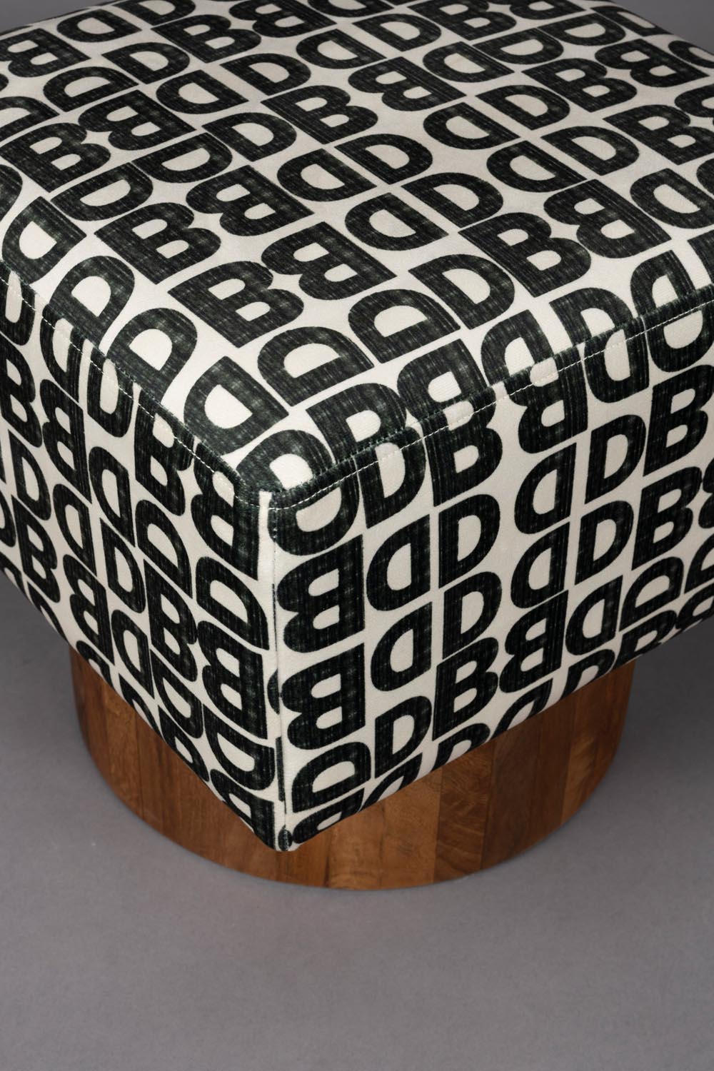 Hocker Monogramm in Brown präsentiert im Onlineshop von KAQTU Design AG. Barstuhl ist von Dutchbone