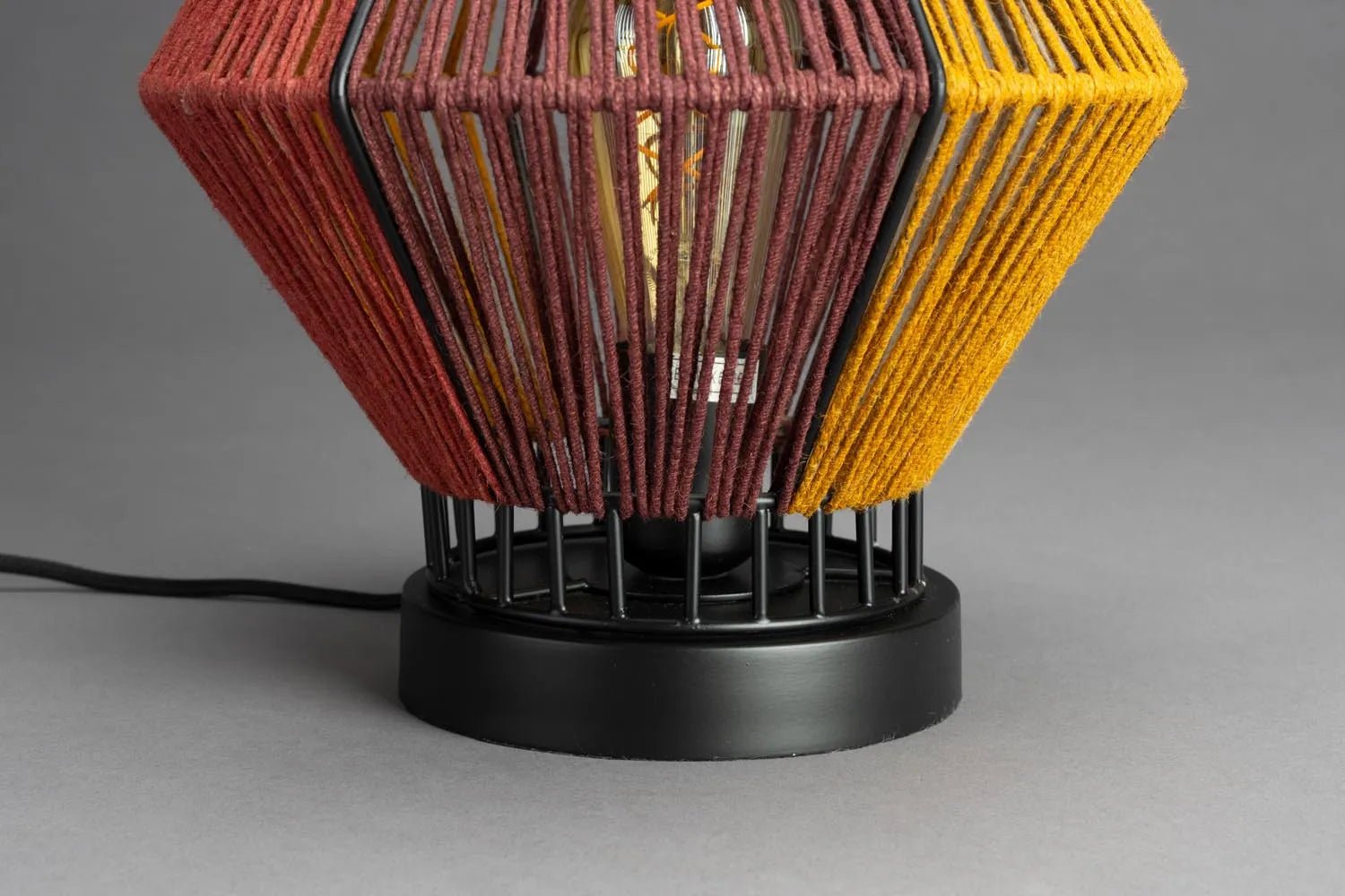 Tischlampe Surya Rope in Multi colour präsentiert im Onlineshop von KAQTU Design AG. Tischleuchte ist von Dutchbone