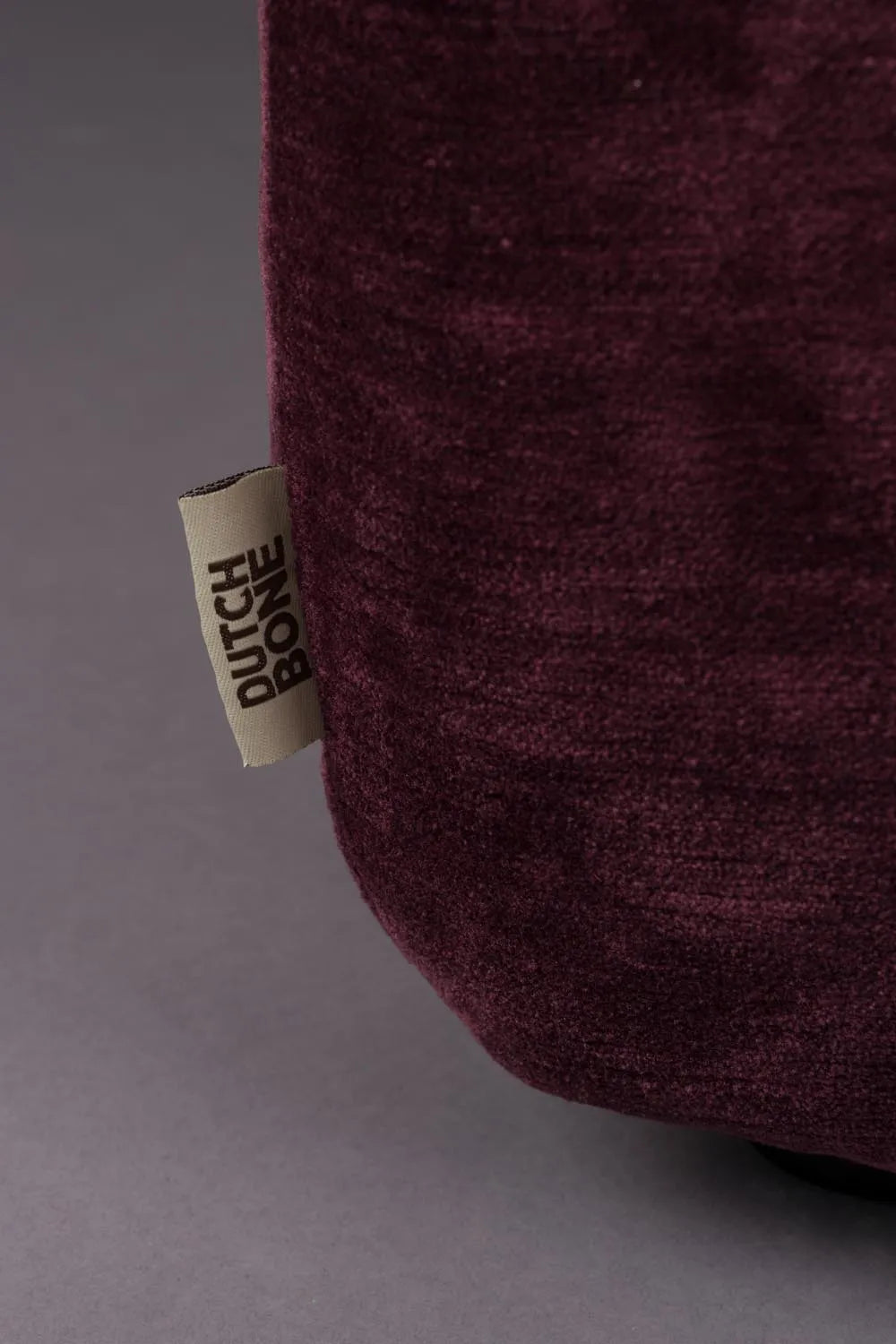 Hocker Giada Plum in Brown präsentiert im Onlineshop von KAQTU Design AG. Pouf ist von Dutchbone