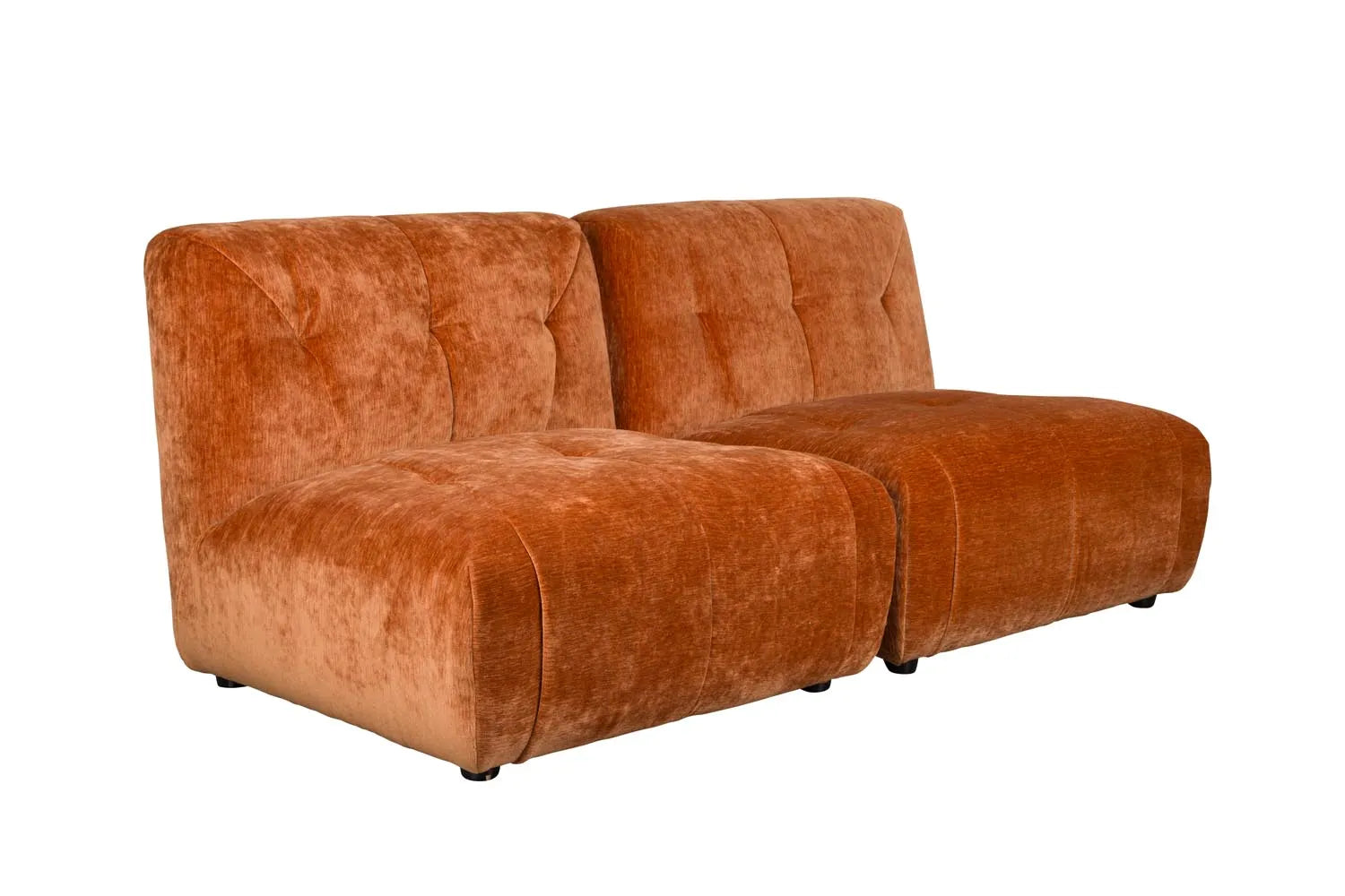 Das Dutchbone Giada 2-Sitzer Sofa in Terra bietet luxuriösen Komfort mit weichem Samt und charmantem Retro-Design. Modular und anpassbar.