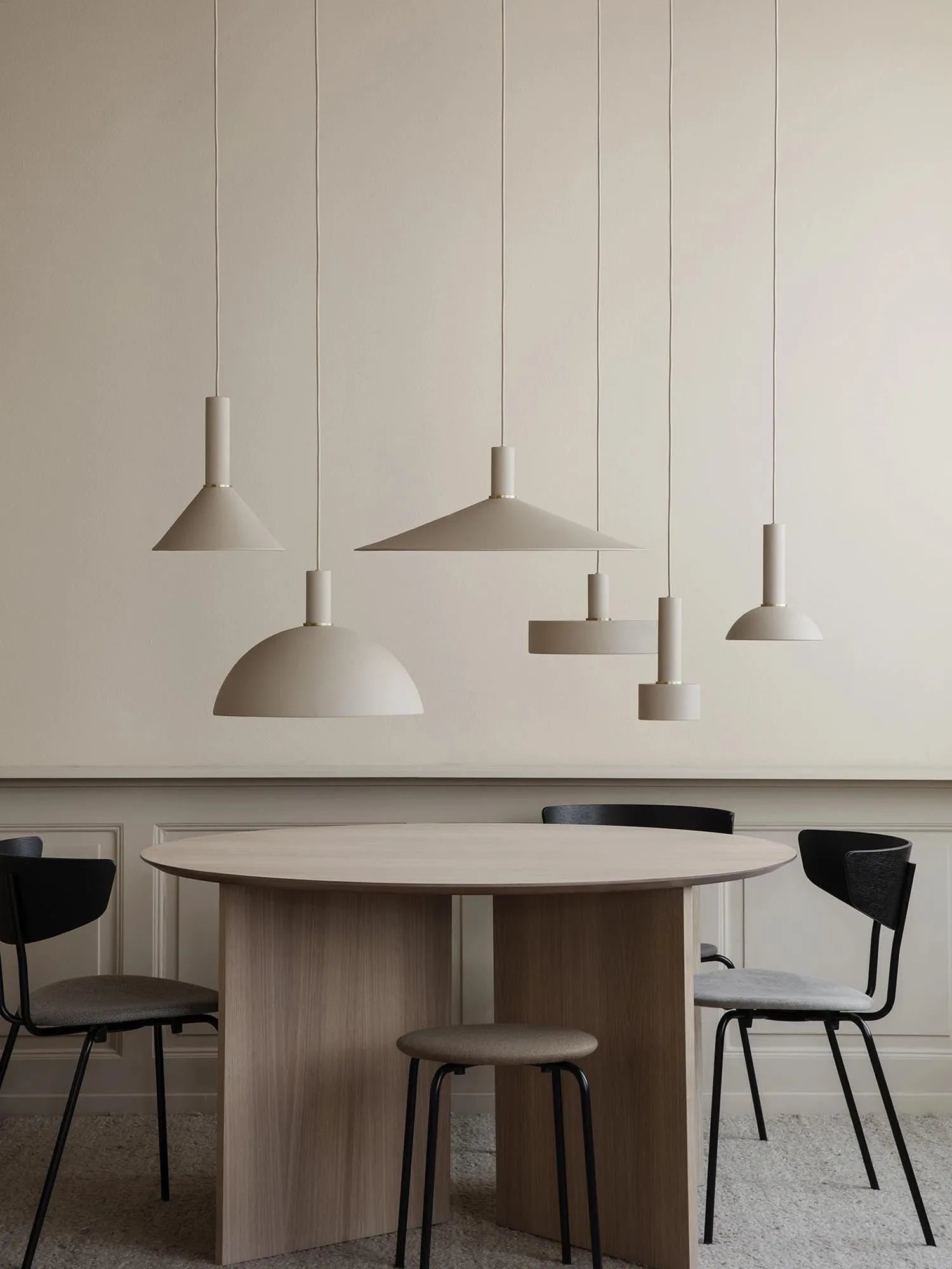 Eleganter Collect Lampenschirm von Ferm Living für sanftes Licht.