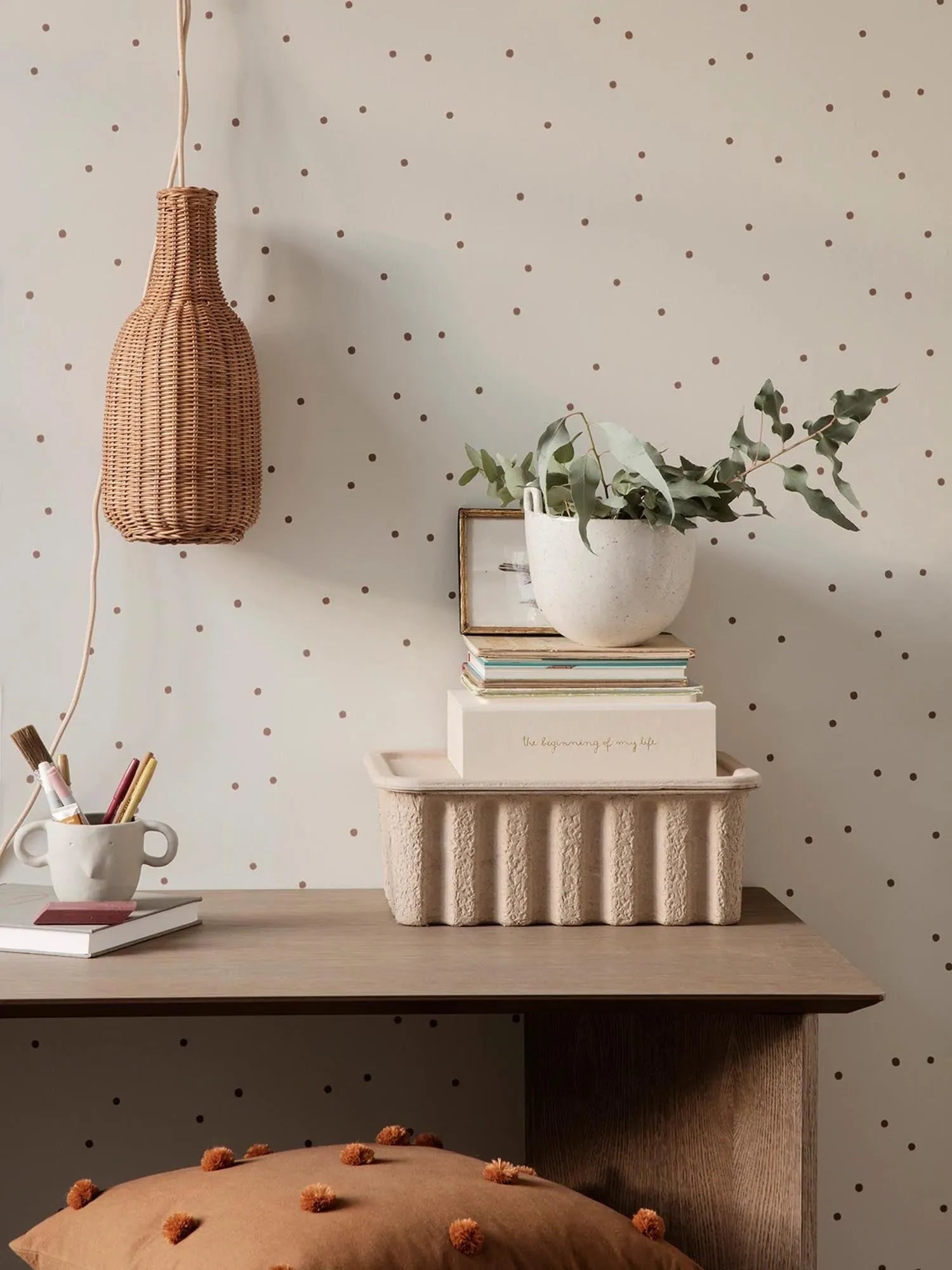 Elegante Ferm Living Dot Tapete mit stilvollen, dezenten Mustern.