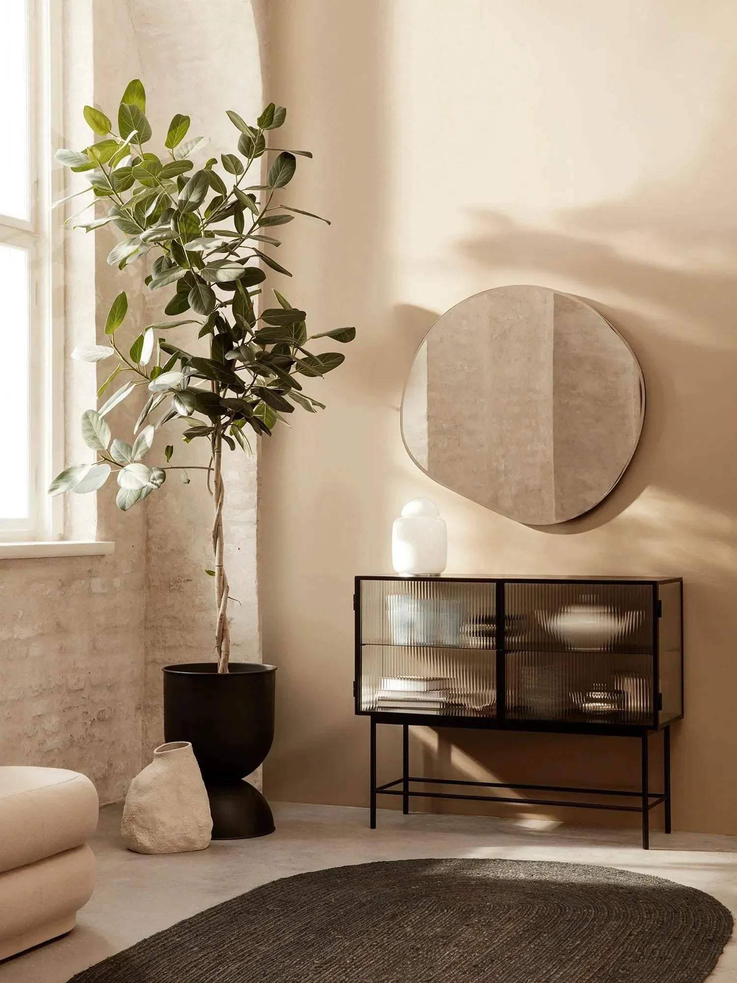 Elegantes Haze Sideboard von Ferm Living: Geriffeltes Glas, robustes Metall, vielseitiger Stauraum, stilvolles Design.