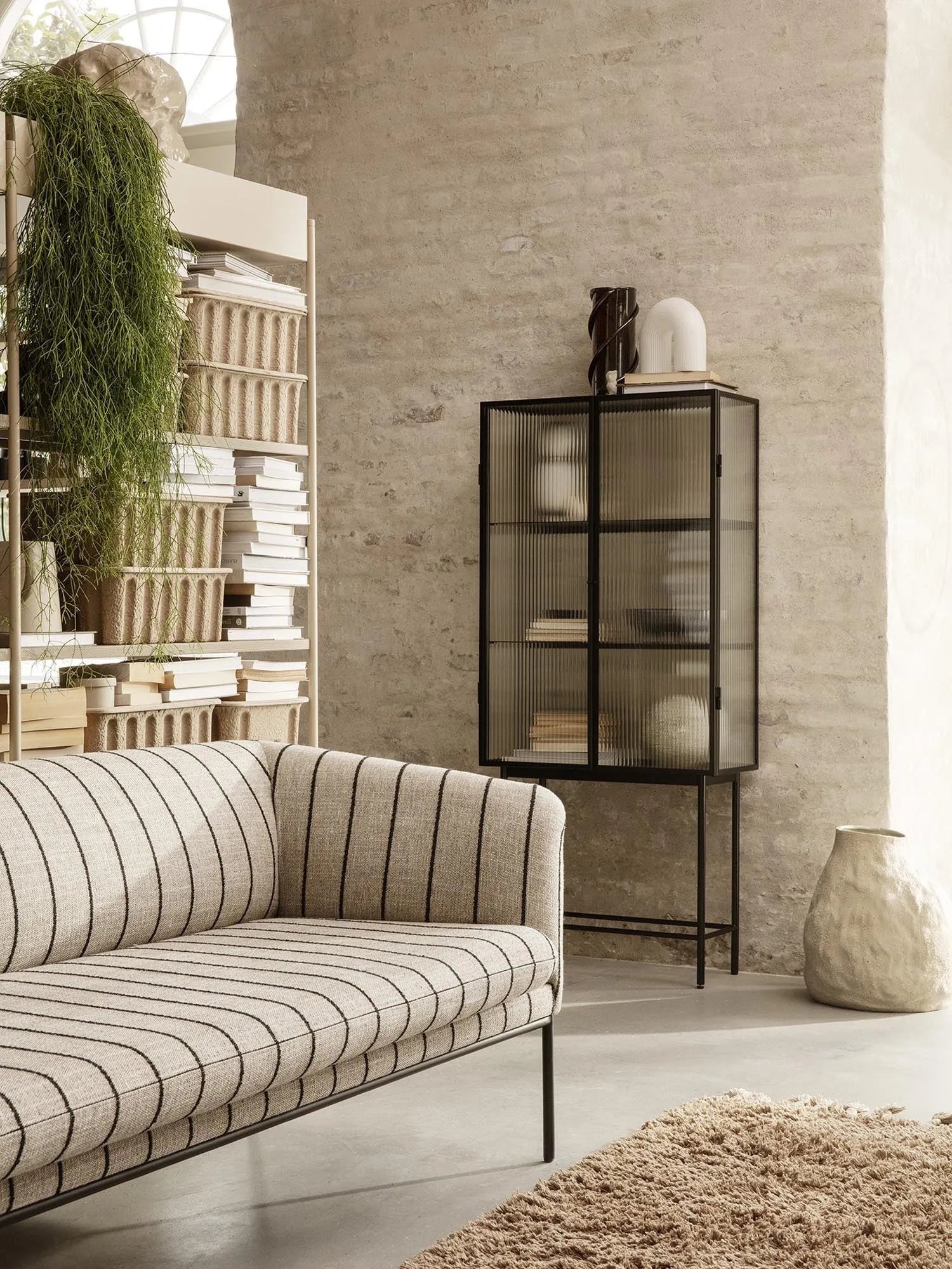 Elegante Haze Vitrine mit geriffeltem Glas von Ferm Living.