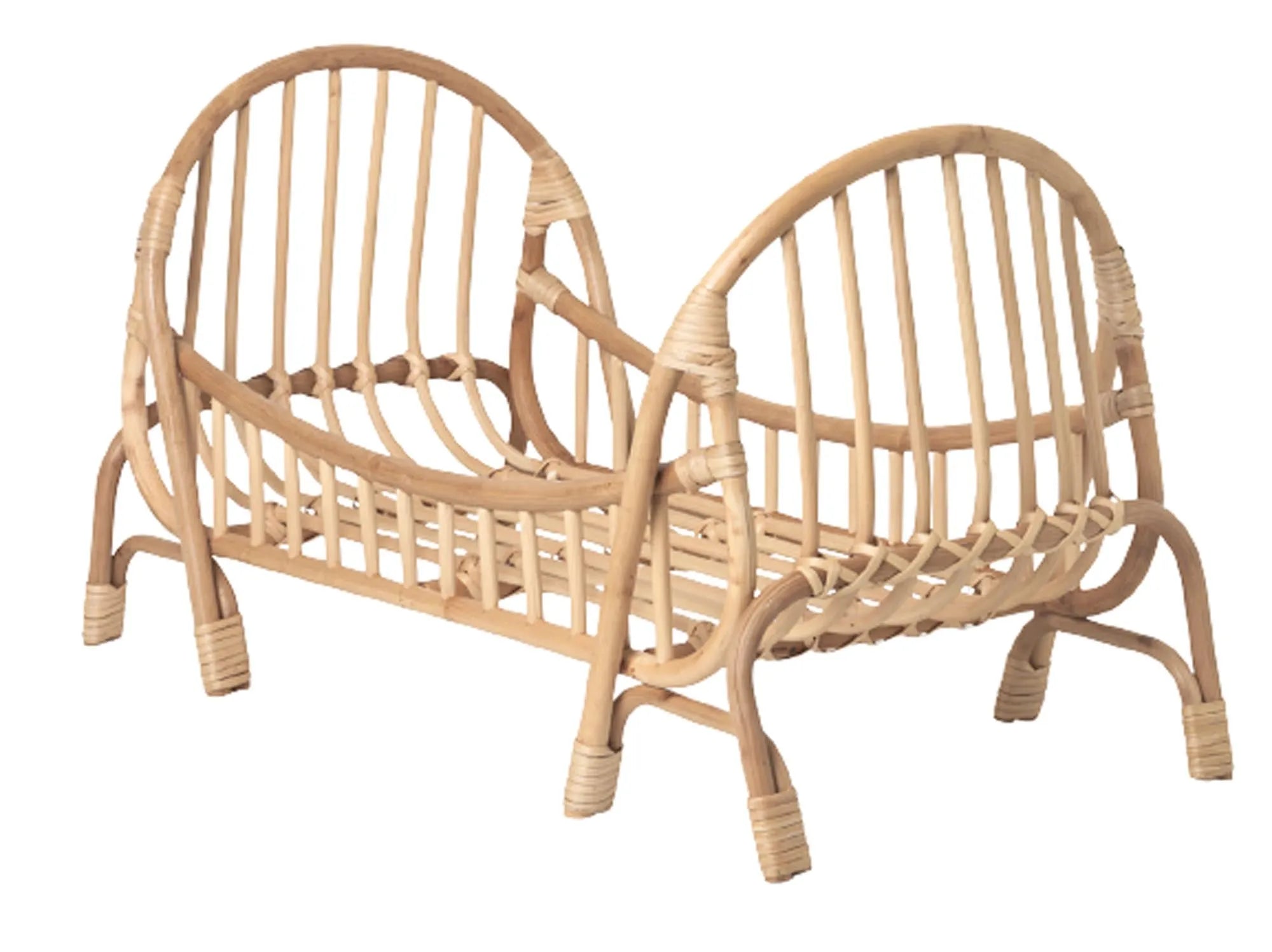 Elegantes Kuku Puppenbett aus Bambus & Rattan von Ferm Living, ideal für kreatives Spiel & stilvolles Kinderzimmer.