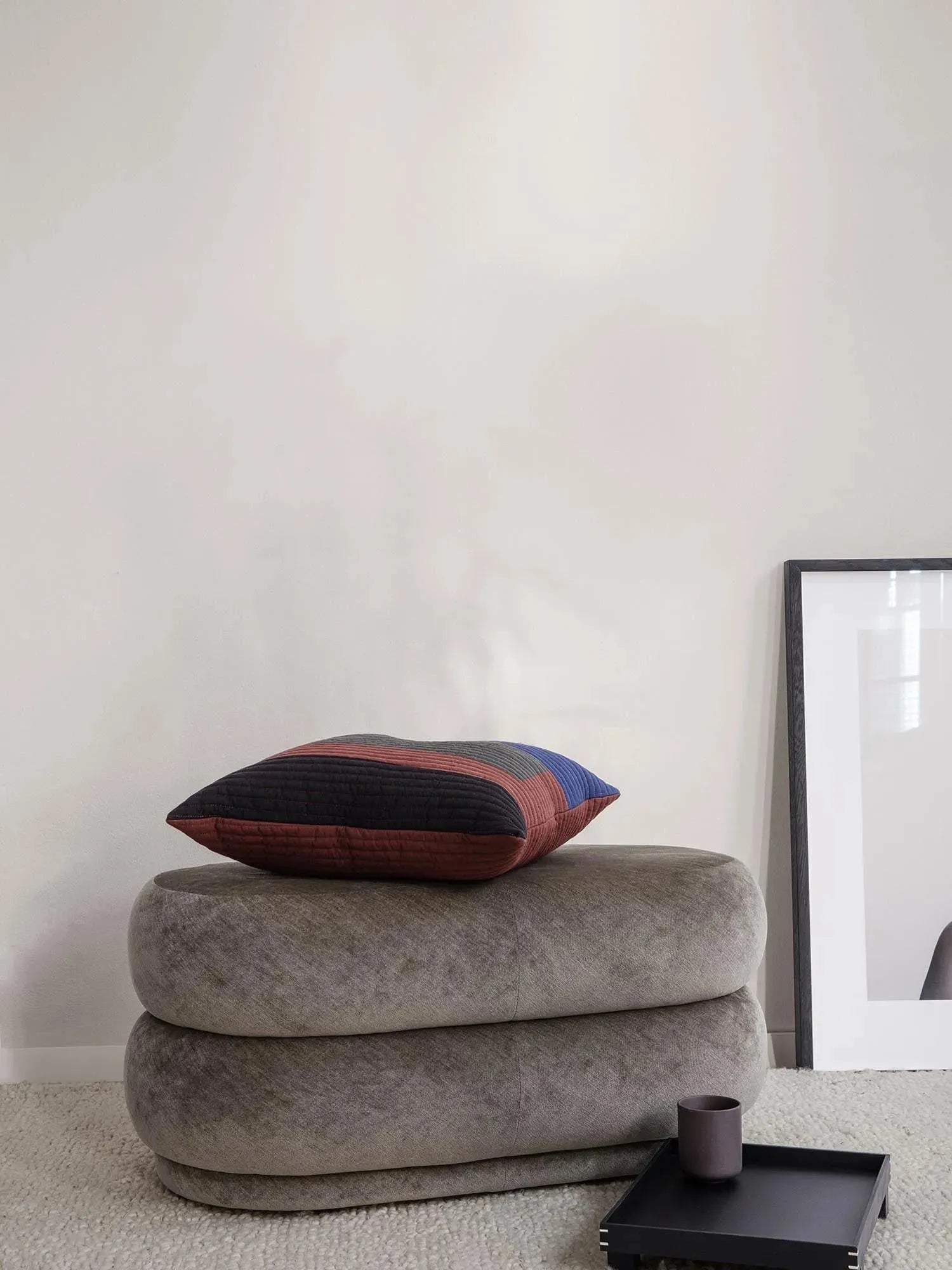 Eleganter ovaler Pouf von Ferm Living: Weiche, geometrische Formen aus luxuriösem Samt für stilvolle Kontraste im modernen Interieur.