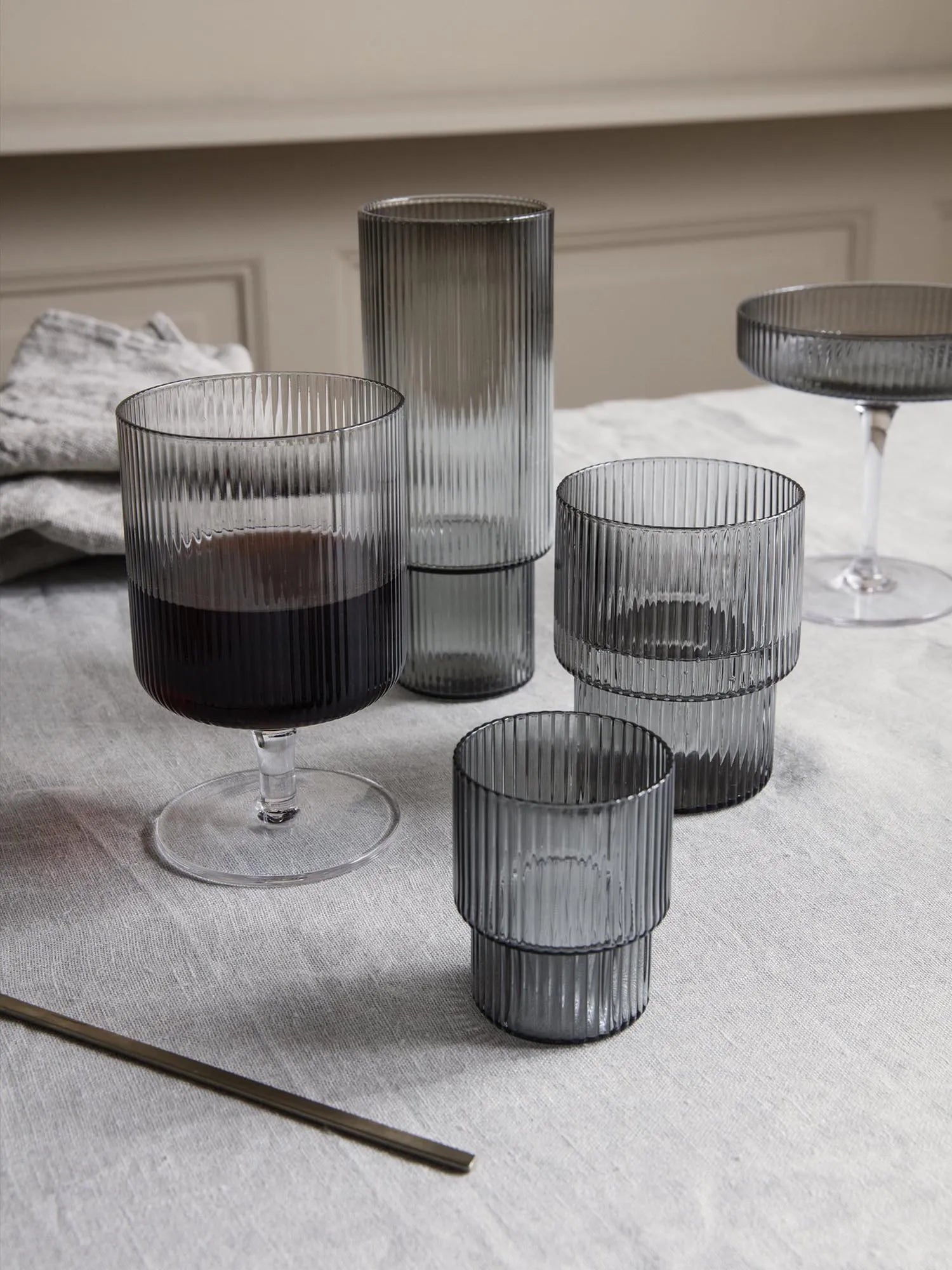 Elegante Ripple Gläser von Ferm Living für stilvolle Longdrinks.