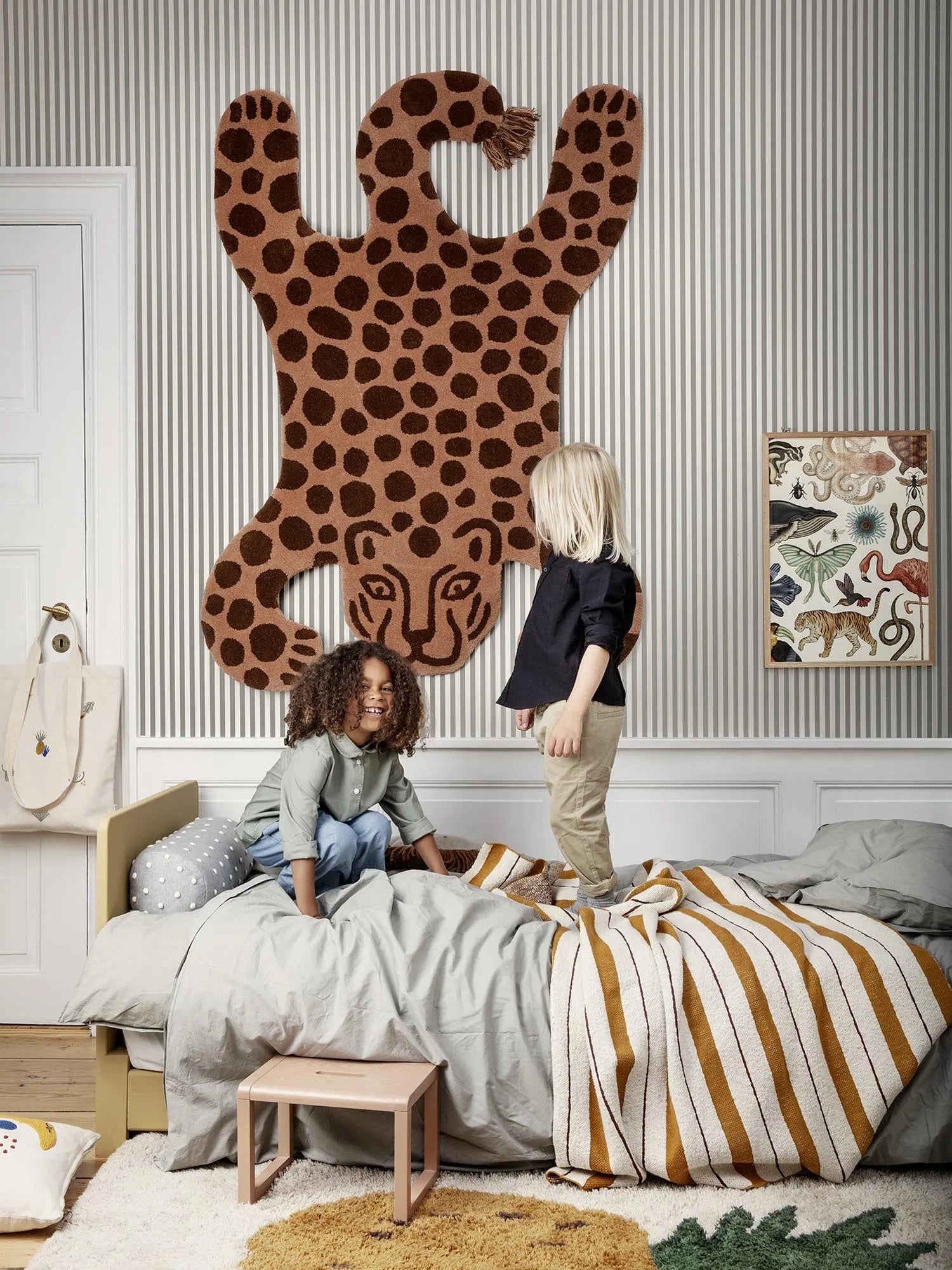 Eleganter Ferm Living Teppich: Leopard-Design aus Naturmaterialien.