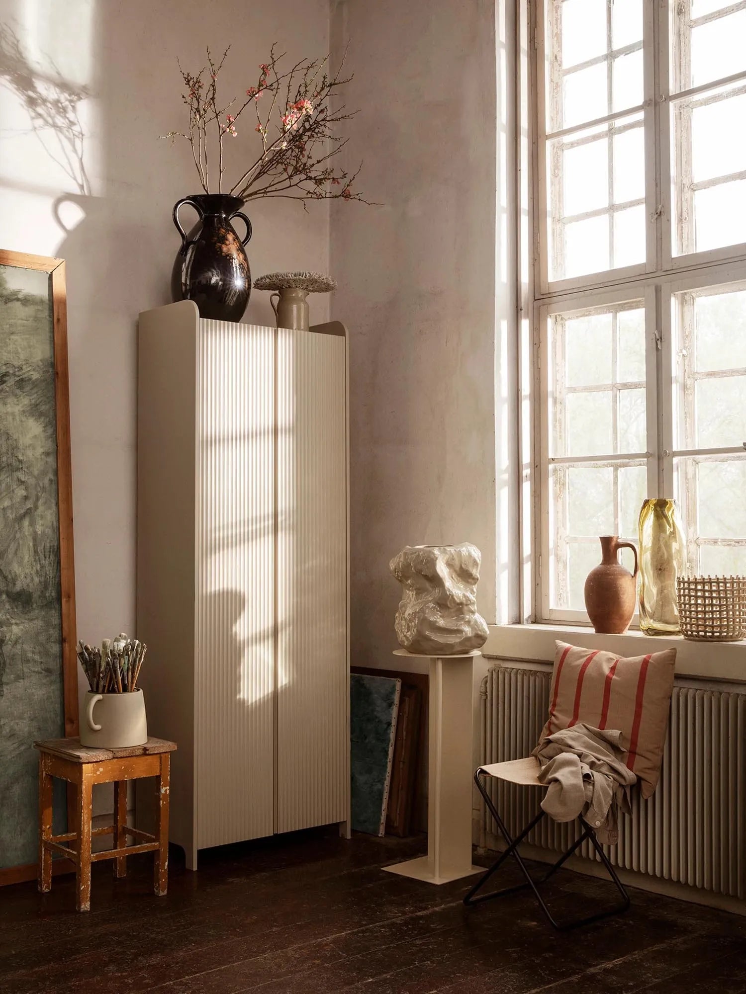 Eleganter Sill Cupboard Tall von Ferm Living für stilvolle Aufbewahrung.