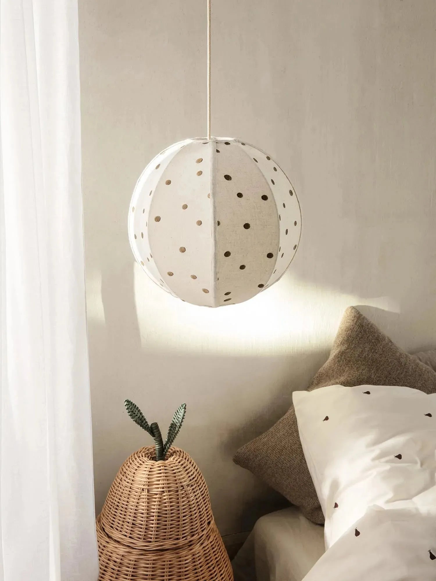 Der Dots Lampenschirm von Ferm Living, aus 100% Baumwolle, besticht durch verspielte Tupfen und handgestickte Details. Perfekt für moderne Pendelleuchten.