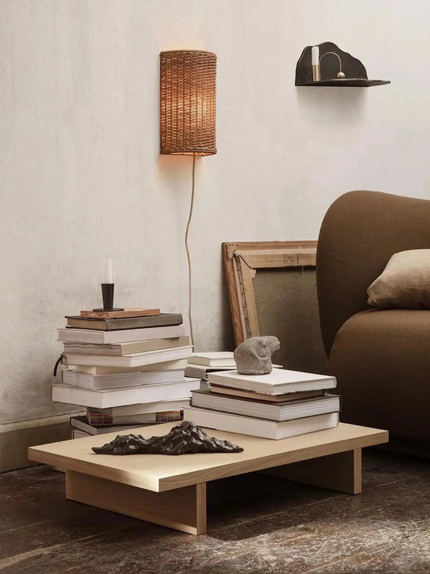 Der Dou Wandlampenschirm von Ferm Living aus handgeflochtenem Rattan vereint geometrische Formen mit natürlicher Struktur und bietet sanftes, gestreutes Licht.