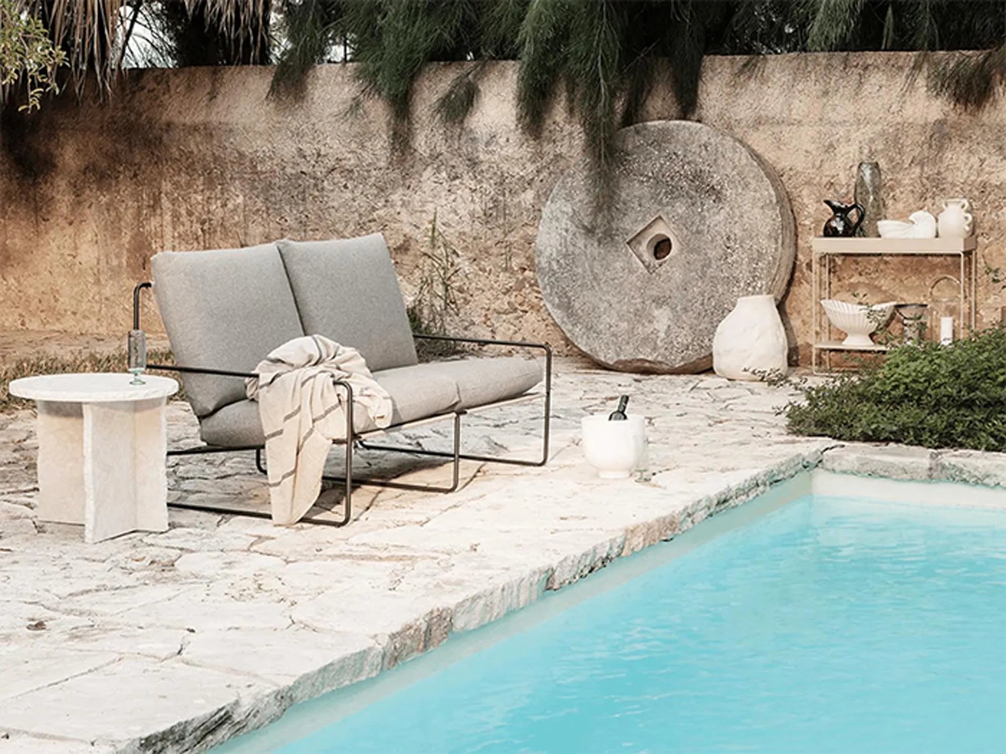 Desert 2-seater - Dolce in Dunkeler Sand präsentiert im Onlineshop von KAQTU Design AG. Outdoor-Sessel mit Armlehnen ist von Ferm Living