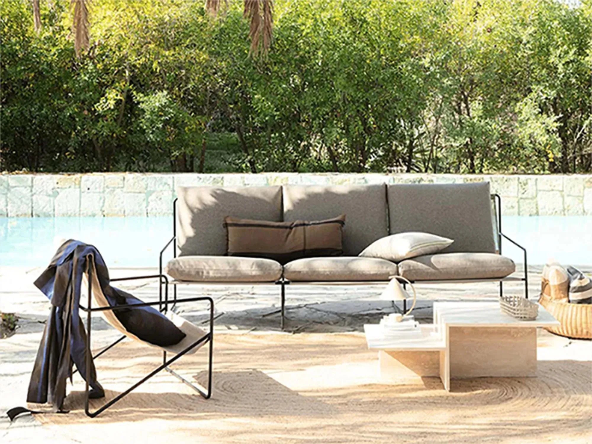 Desert 3-seater - Dolce in Dunkeler Sand präsentiert im Onlineshop von KAQTU Design AG. Outdoor-Sessel mit Armlehnen ist von Ferm Living