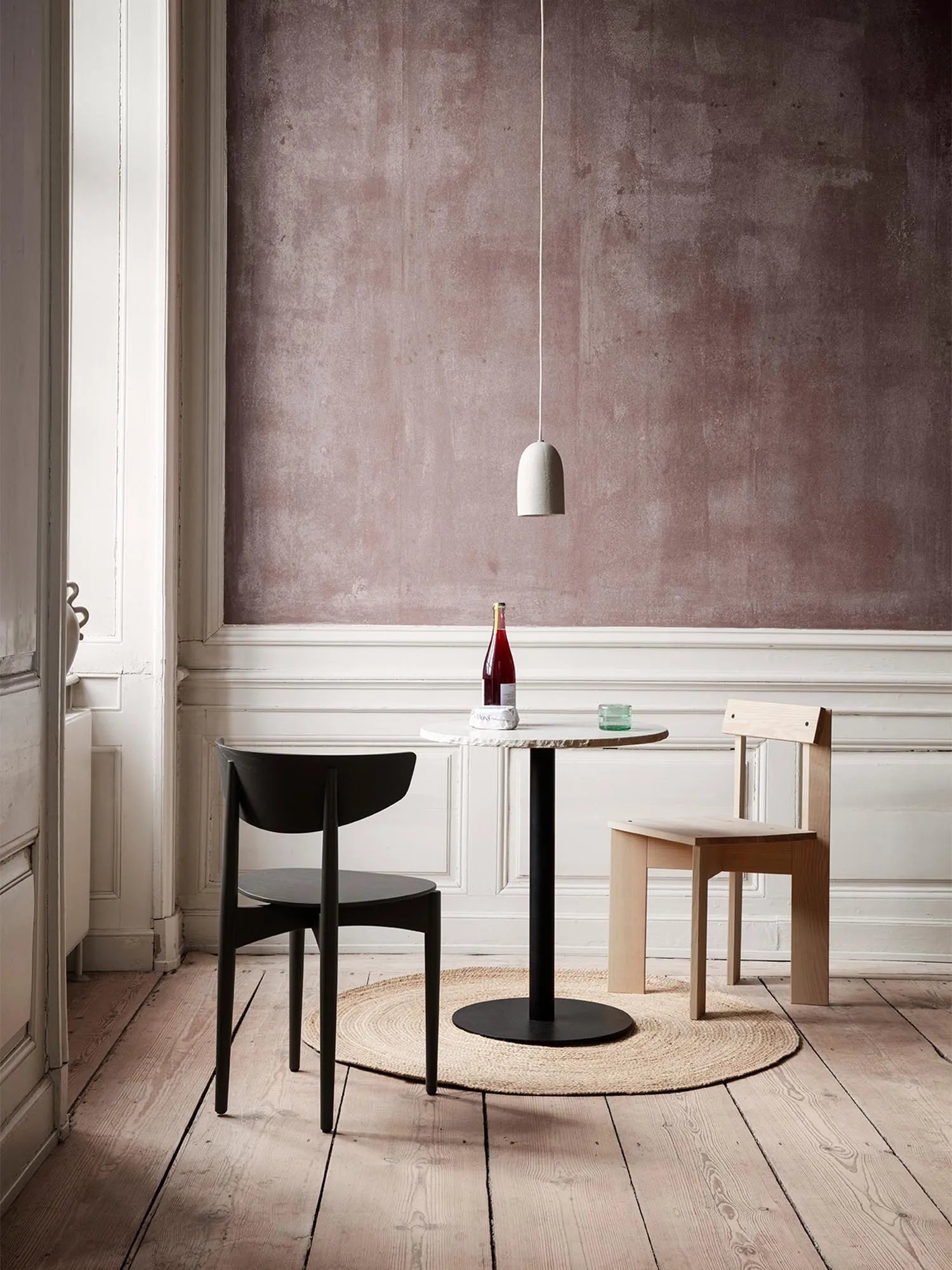 Eleganter Ark Stuhl von Ferm Living in modernem skandinavischem Design.