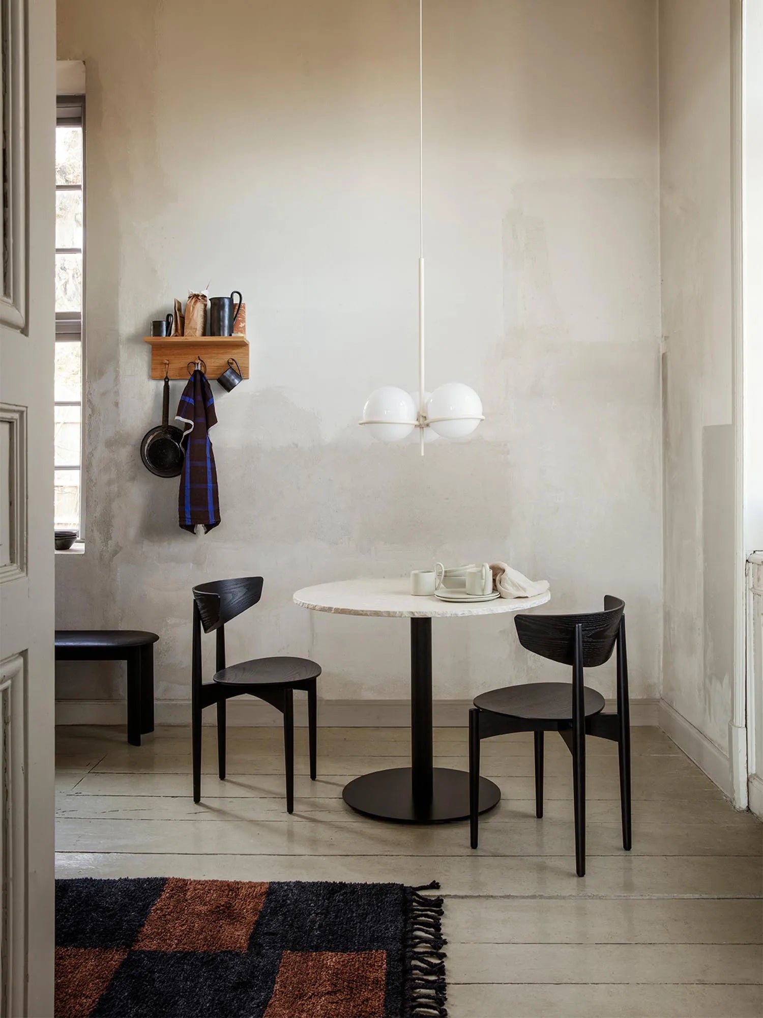 Eleganter Ferm Living Esstisch aus edlem Bianco-Curia-Marmor.