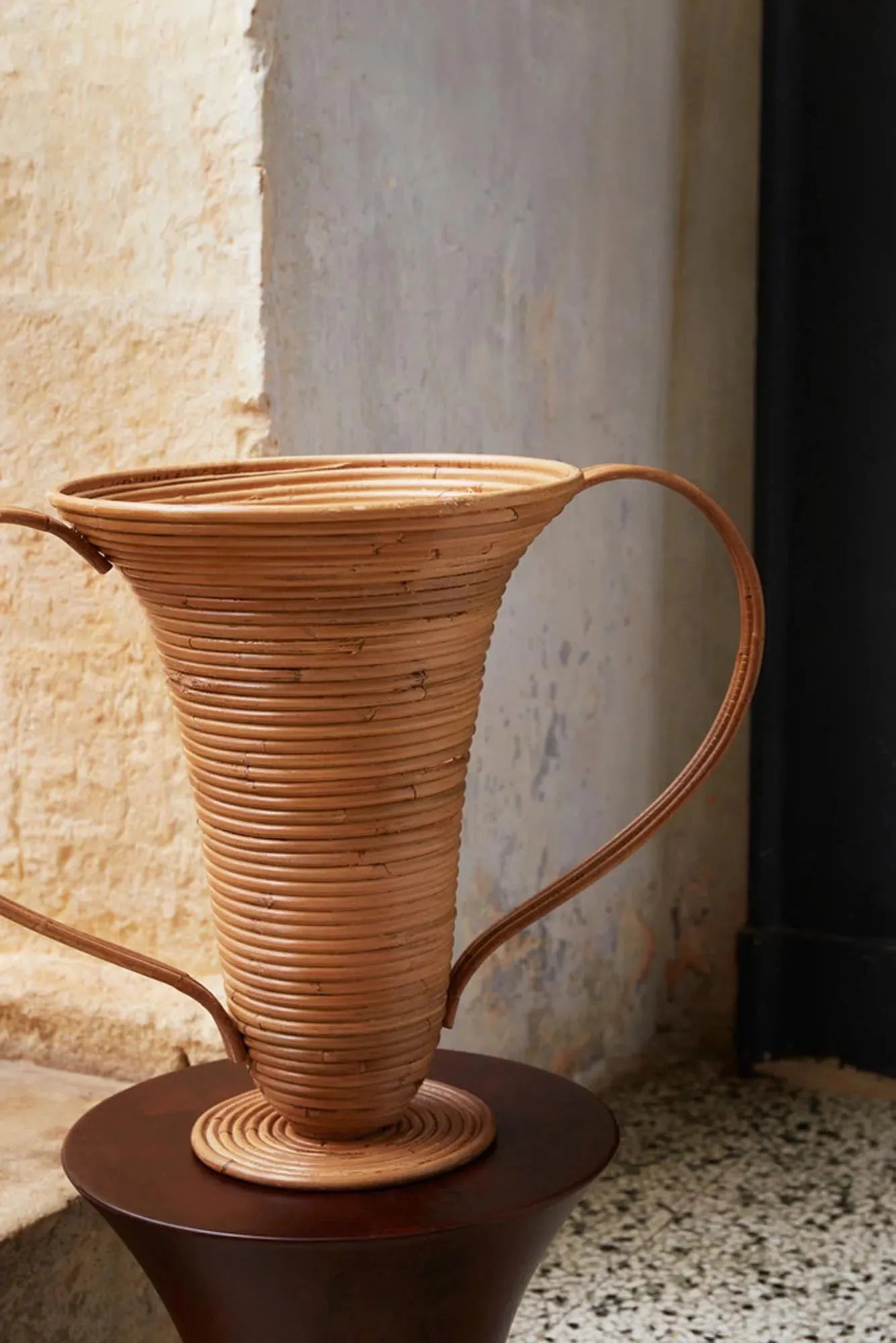 Die Amphora Vase Gross von Ferm Living: Ein Kunstwerk aus Rattan, das mit einzigartiger Form und zeitloser Eleganz besticht.