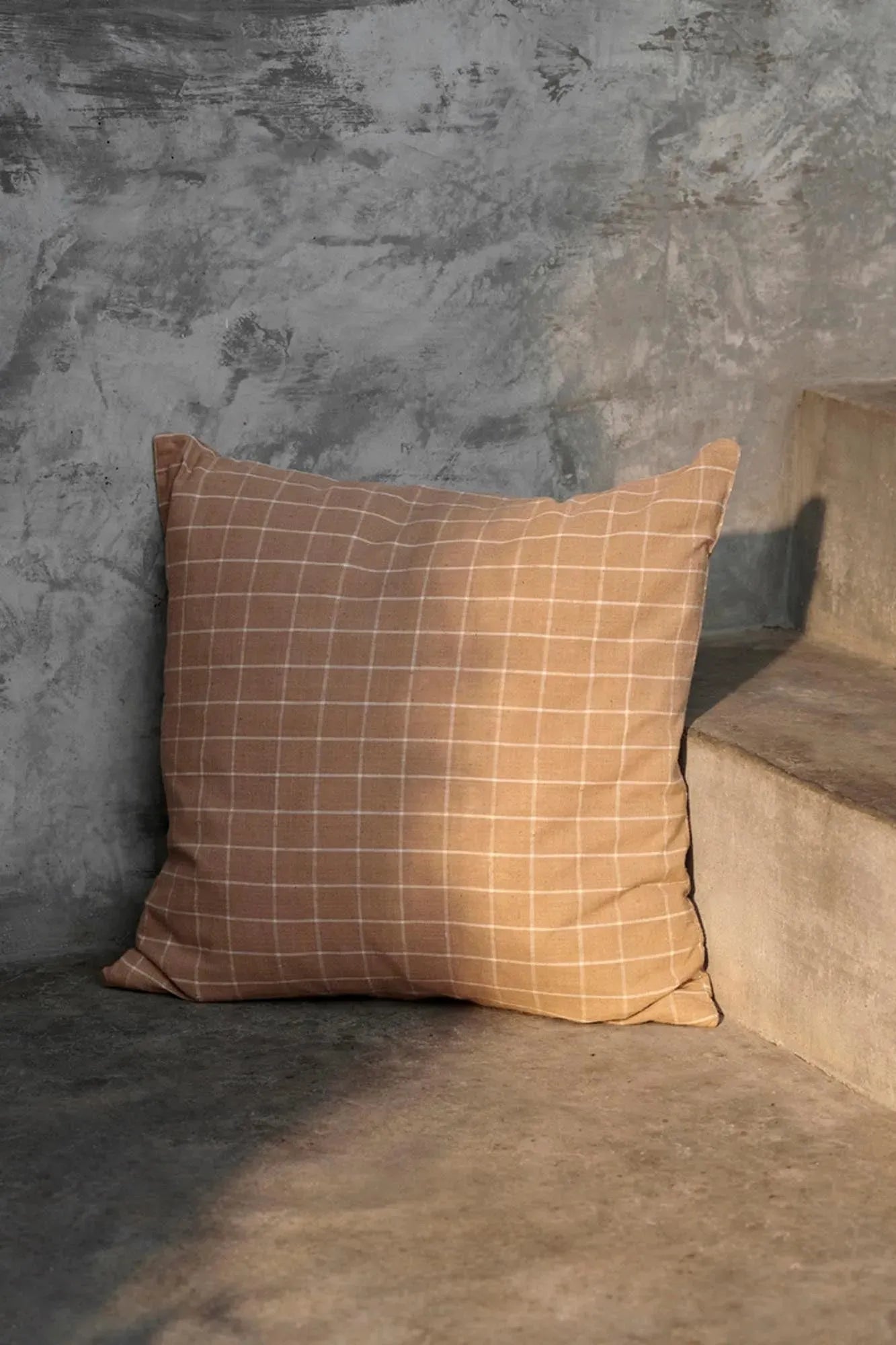 Brown Cotton Kissen in Braun präsentiert im Onlineshop von KAQTU Design AG. Kissen ist von Ferm Living