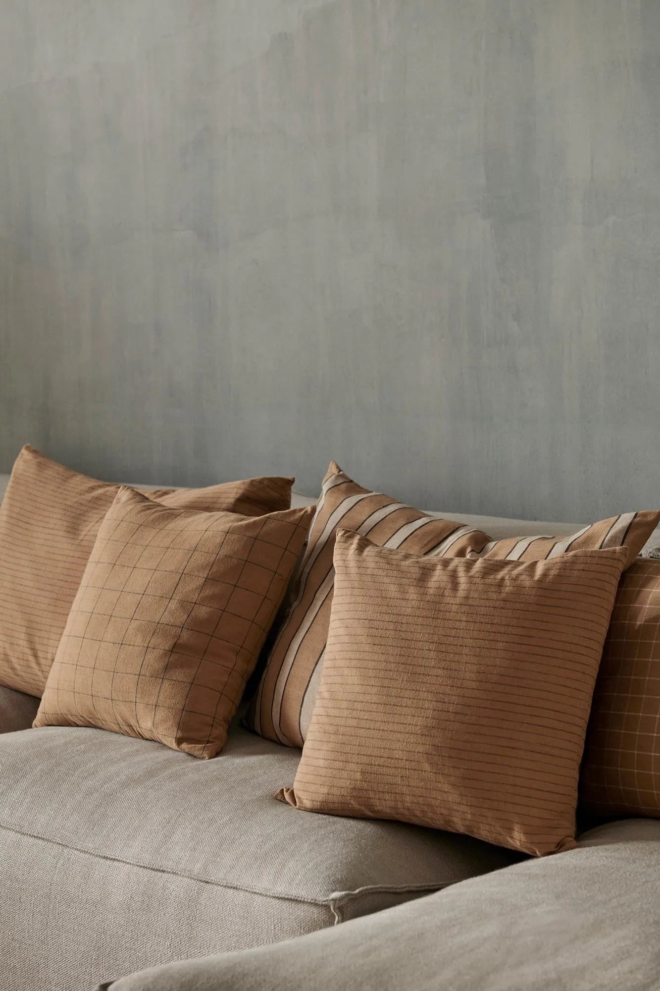 Brown Cotton Kissen Gross in Braun präsentiert im Onlineshop von KAQTU Design AG. Kissen ist von Ferm Living