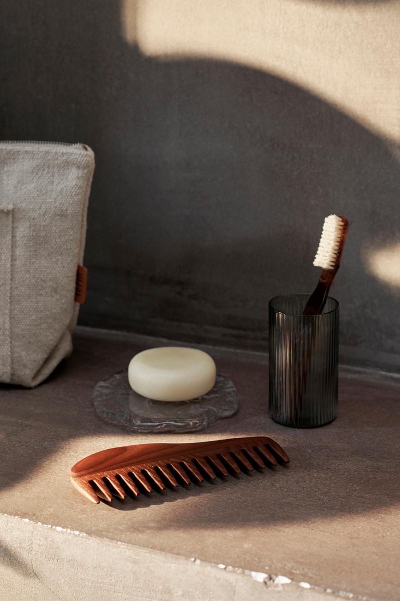 Cairn Kamm in Dunkelbraun präsentiert im Onlineshop von KAQTU Design AG. Körperpflege ist von Ferm Living