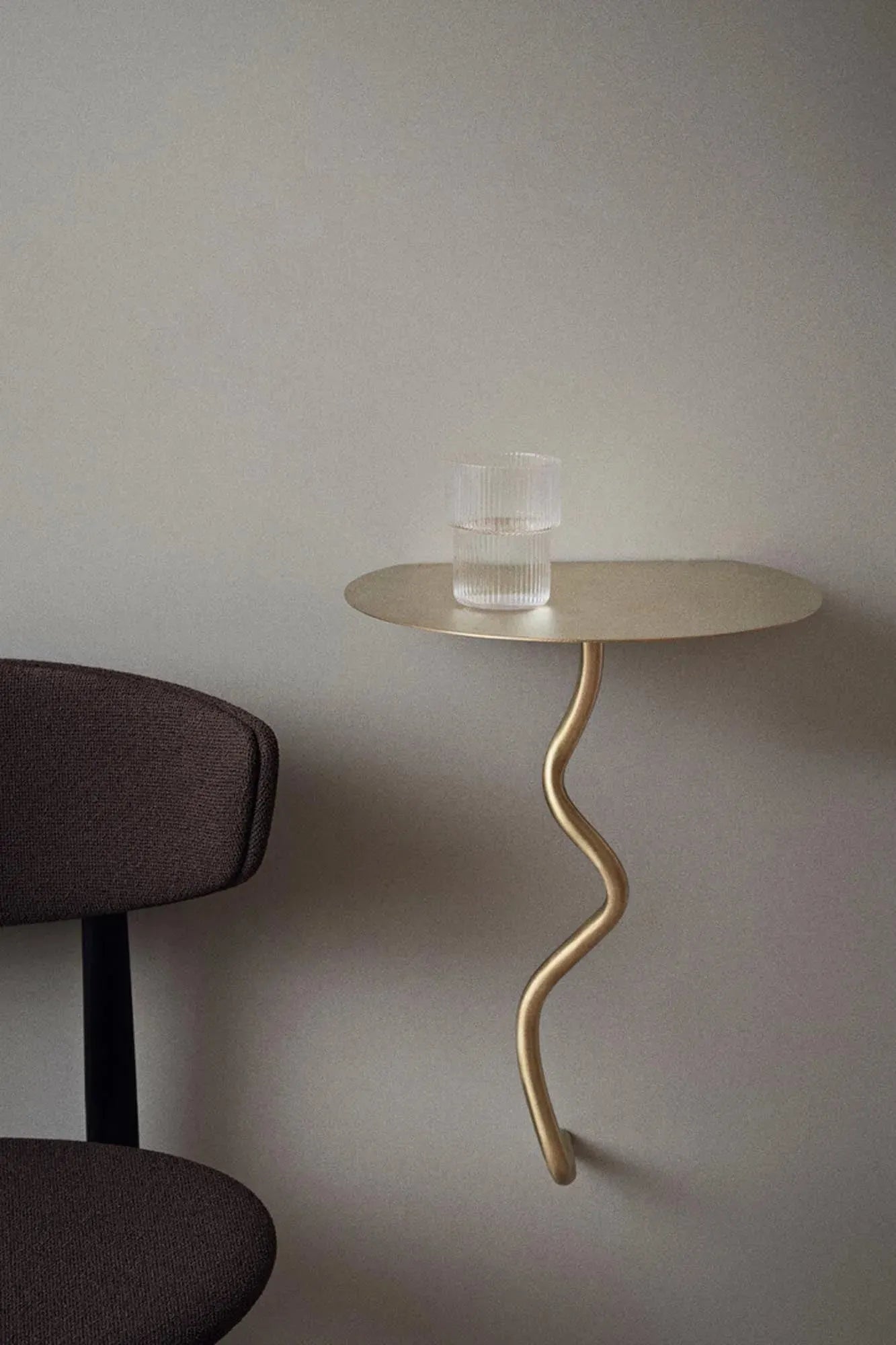 Eleganter Curvature Wandtisch: Skulpturale Form für Ihr Zuhause.