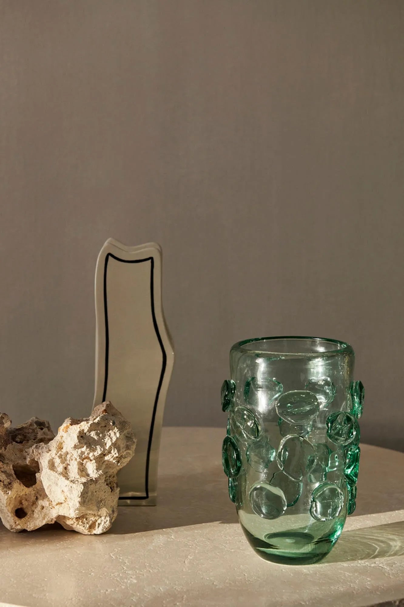 Paste Vase in Off-white / Schwarz präsentiert im Onlineshop von KAQTU Design AG. Vase ist von Ferm Living