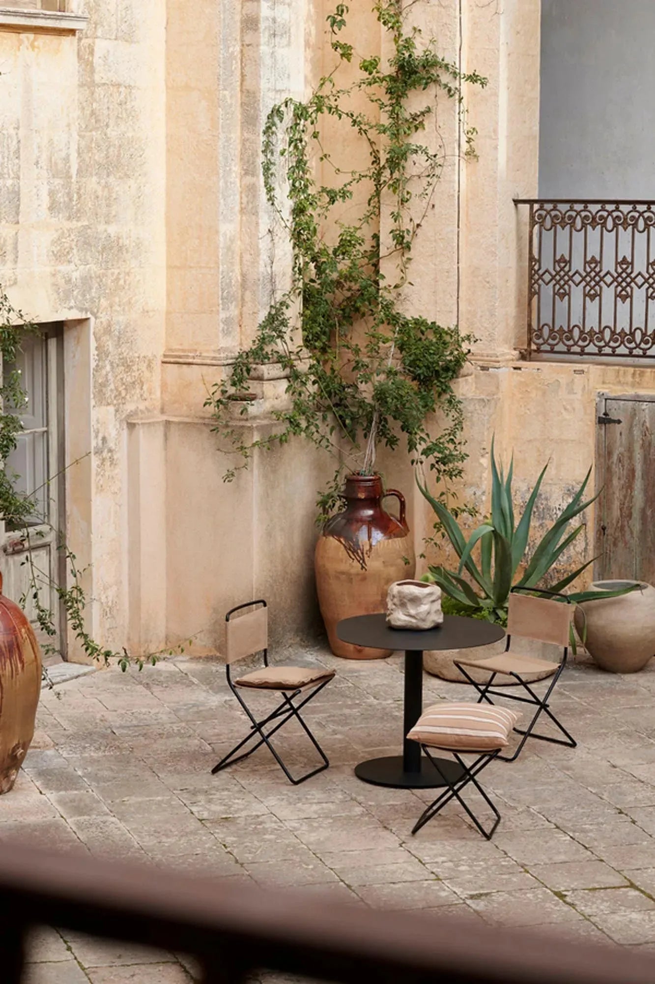 Der Pond-Couchtisch von Ferm Living bringt Ruhe in jeden Raum. Mit organischer Form und verstellbaren Füßen aus pulverbeschichtetem Stahl.