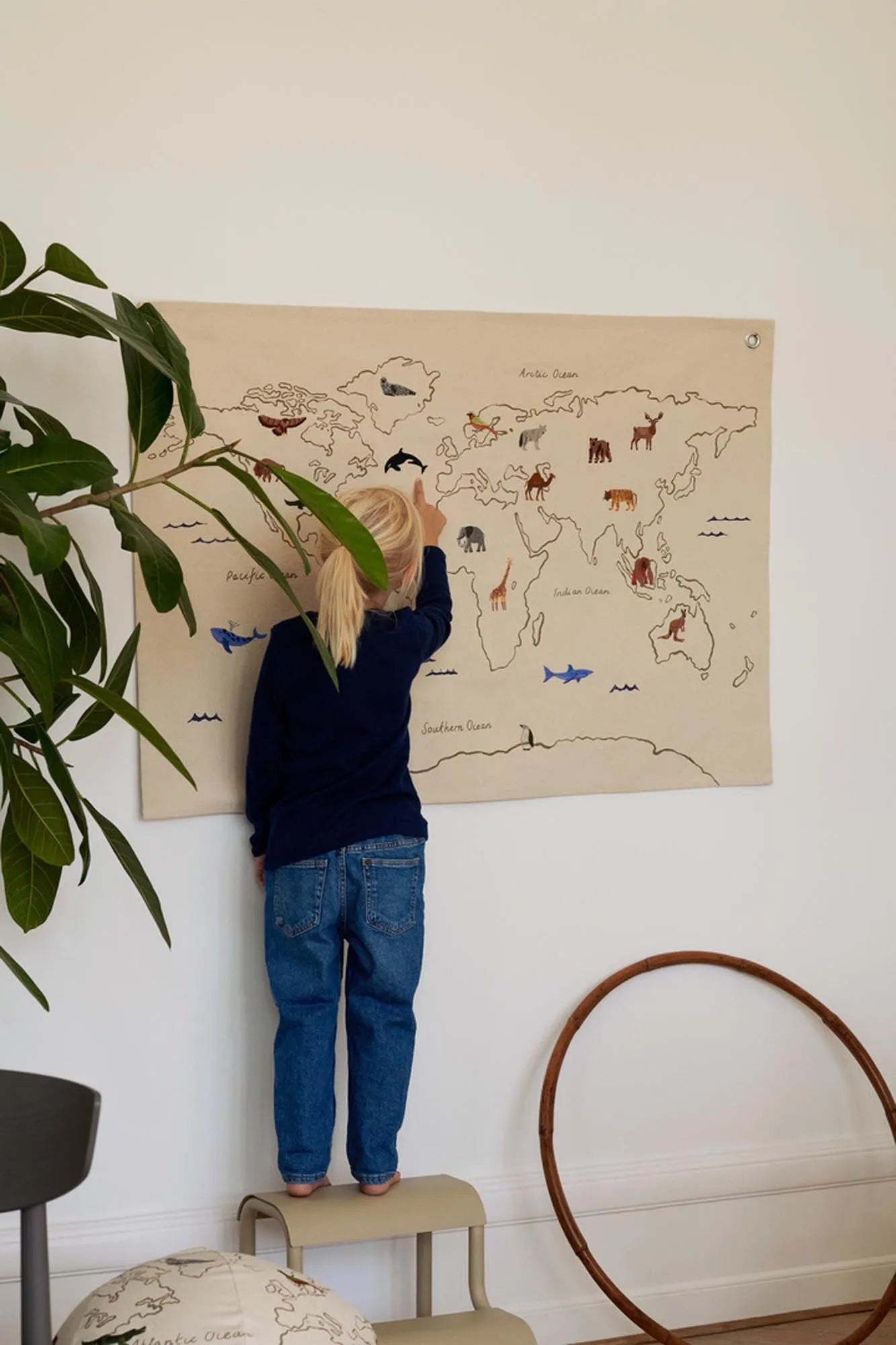 The World Weltkarte in Off-white präsentiert im Onlineshop von KAQTU Design AG. Figuren / Objekte Kids ist von Ferm Living