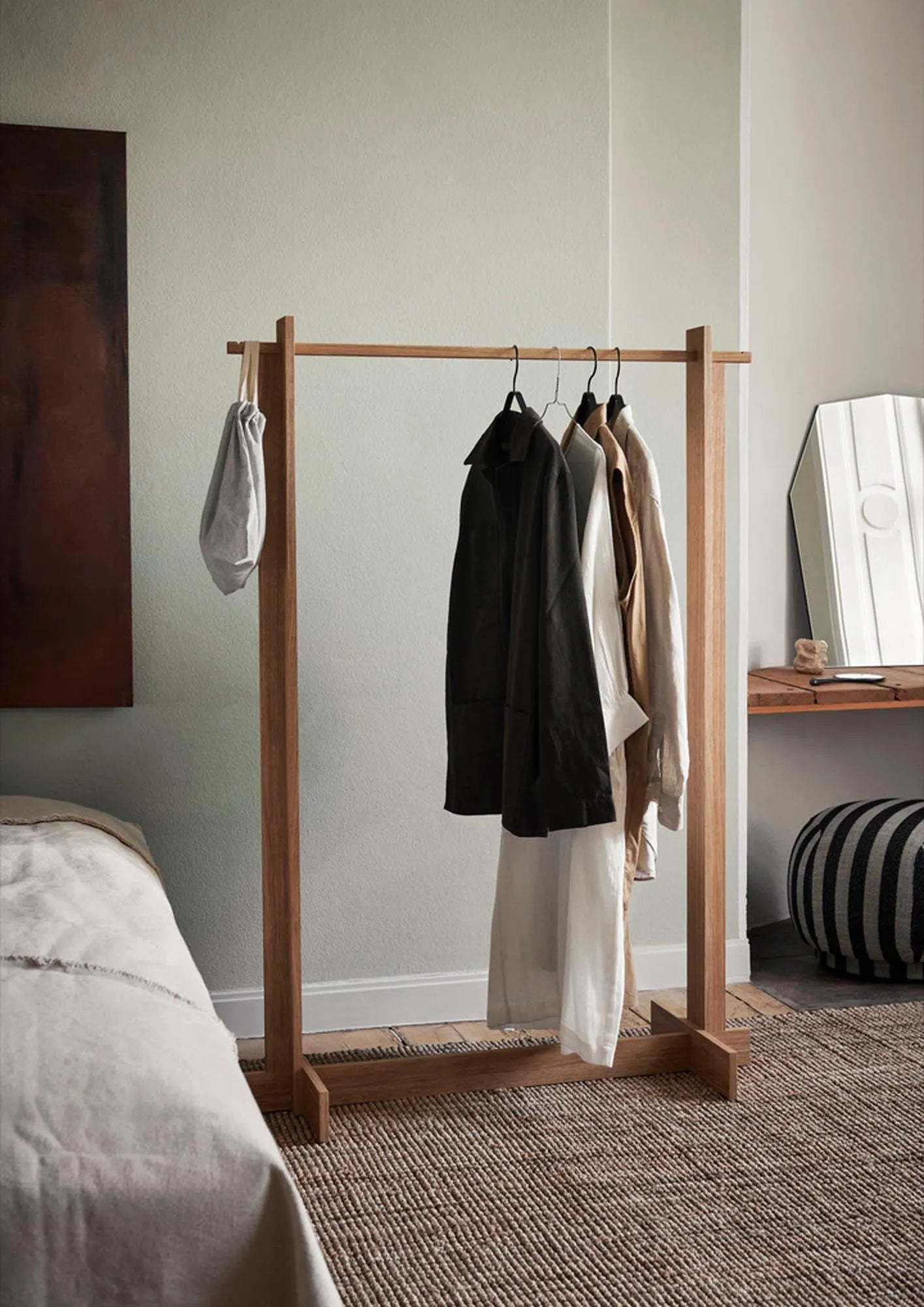 Das Bridge Kleiderregal von Ferm Living besticht durch seine elegante Form und hochwertige Materialien, ideal für stilvolle Ordnung.