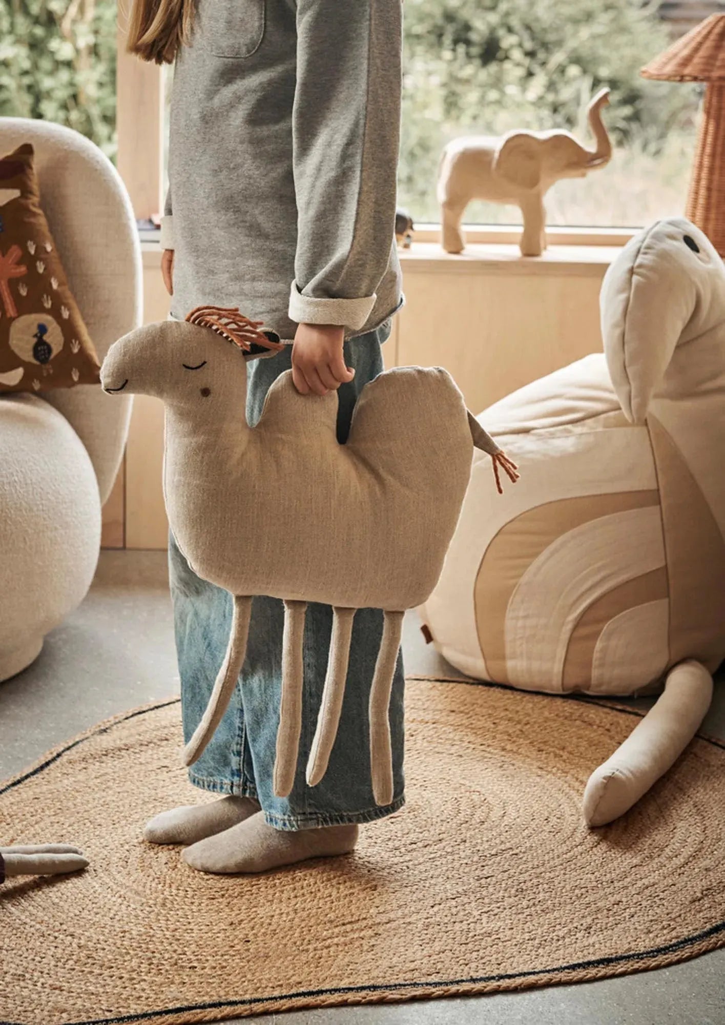 Das Camel-Kissen von Ferm Living: Stilvolles Design aus 100% Leinen, recycelte Füllung, charmante Wollfransen. Perfekt für jedes Zuhause.