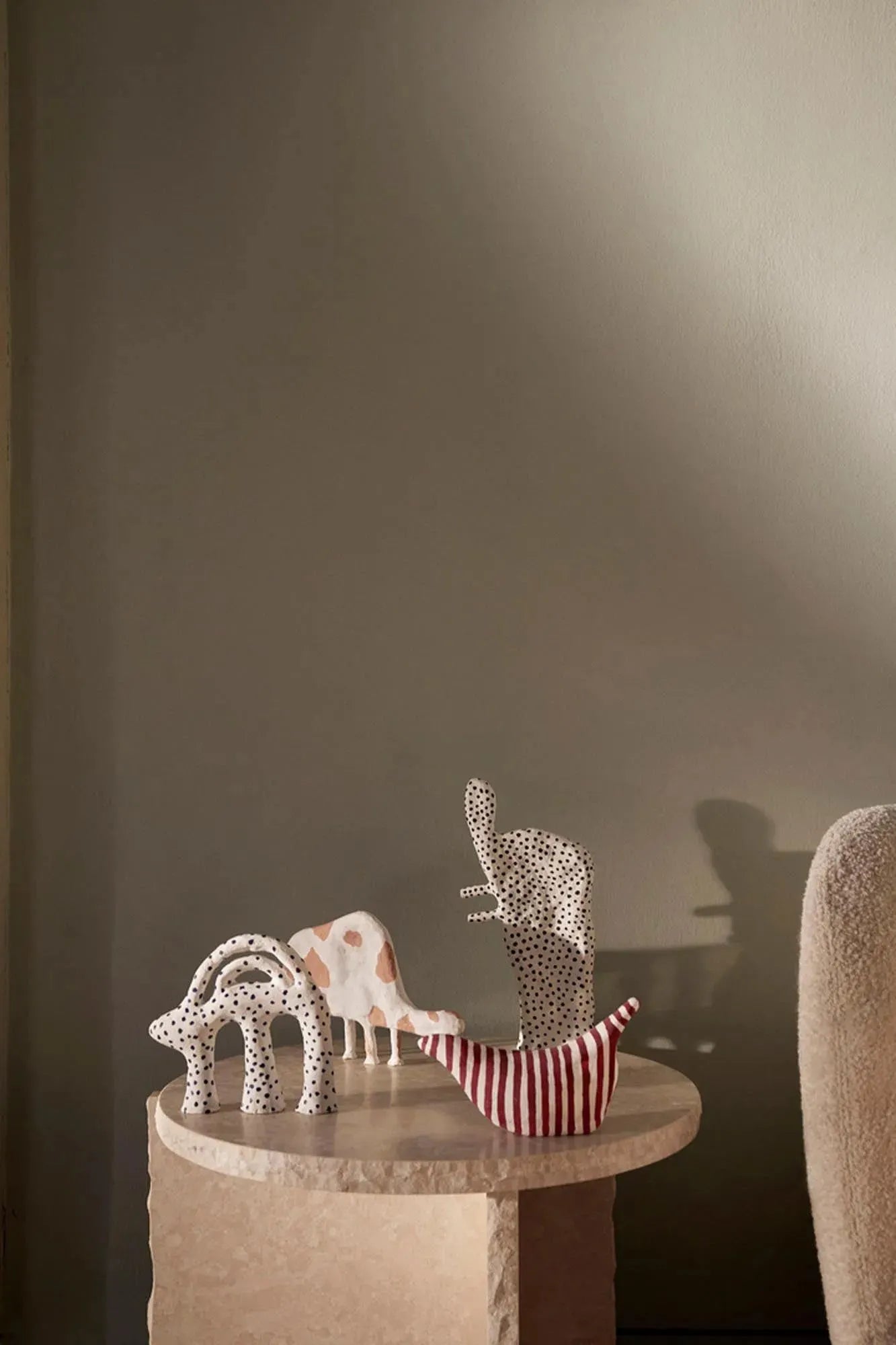 Puppe in White/Red präsentiert im Onlineshop von KAQTU Design AG. Figuren / Objekte Kids ist von Ferm Living