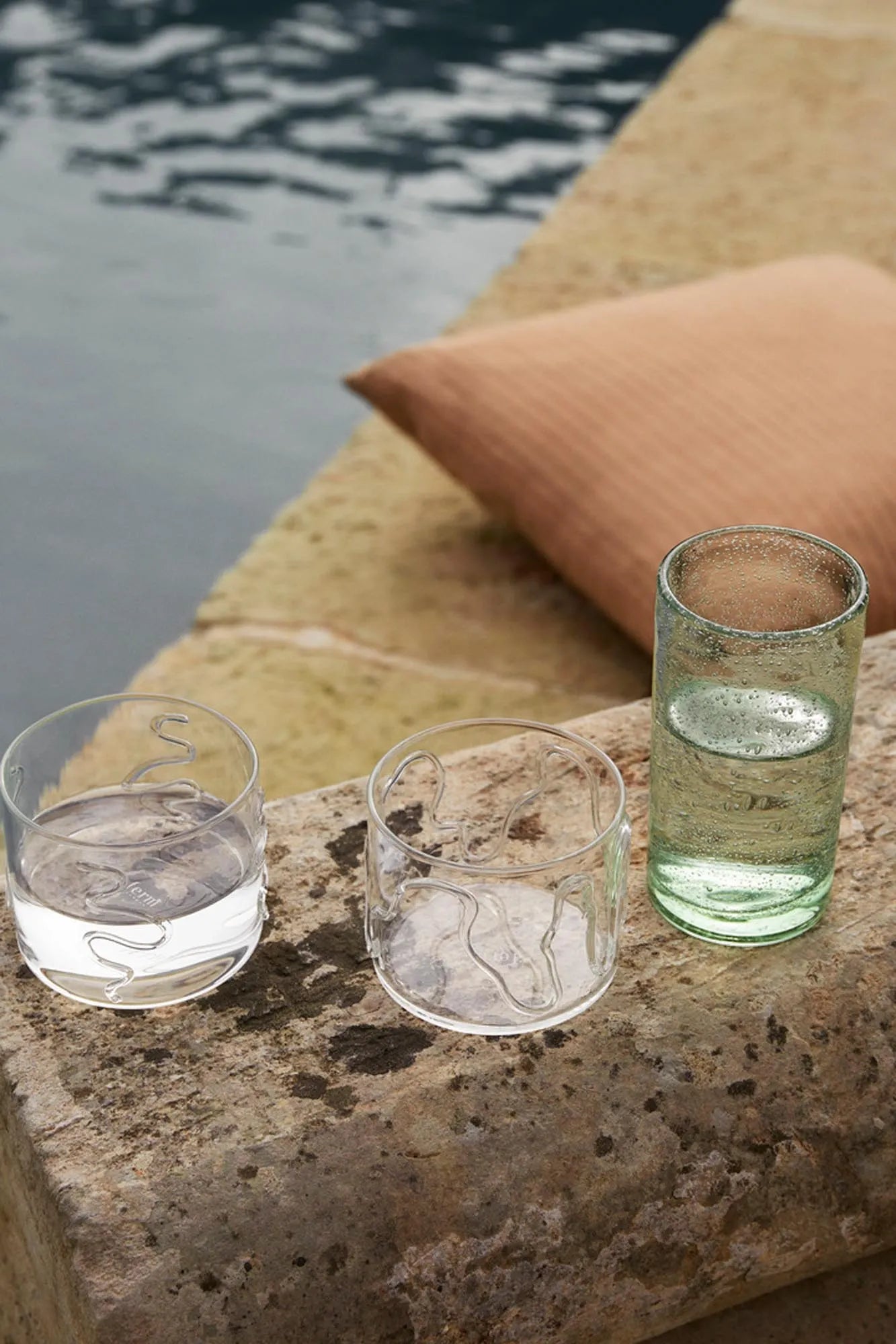 Doodle Gläser 2er Set Tief in Clear präsentiert im Onlineshop von KAQTU Design AG. Glas ist von Ferm Living